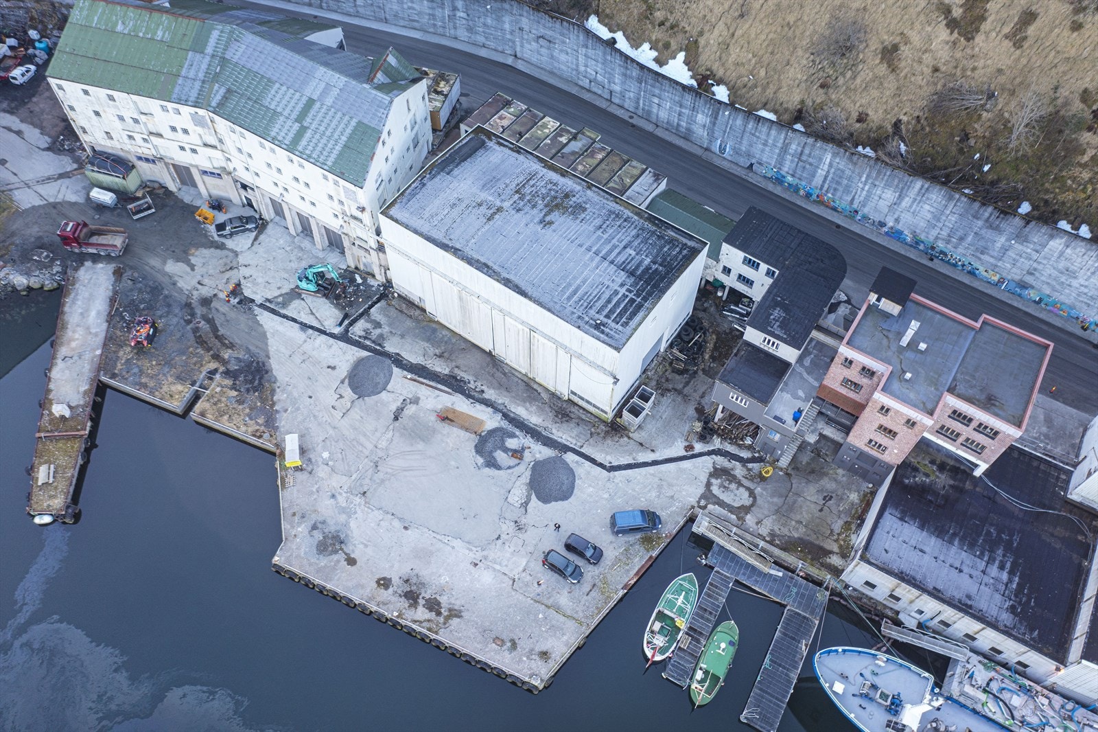 Eiendommen består av tomt, stor hall og brakker Galleribilde