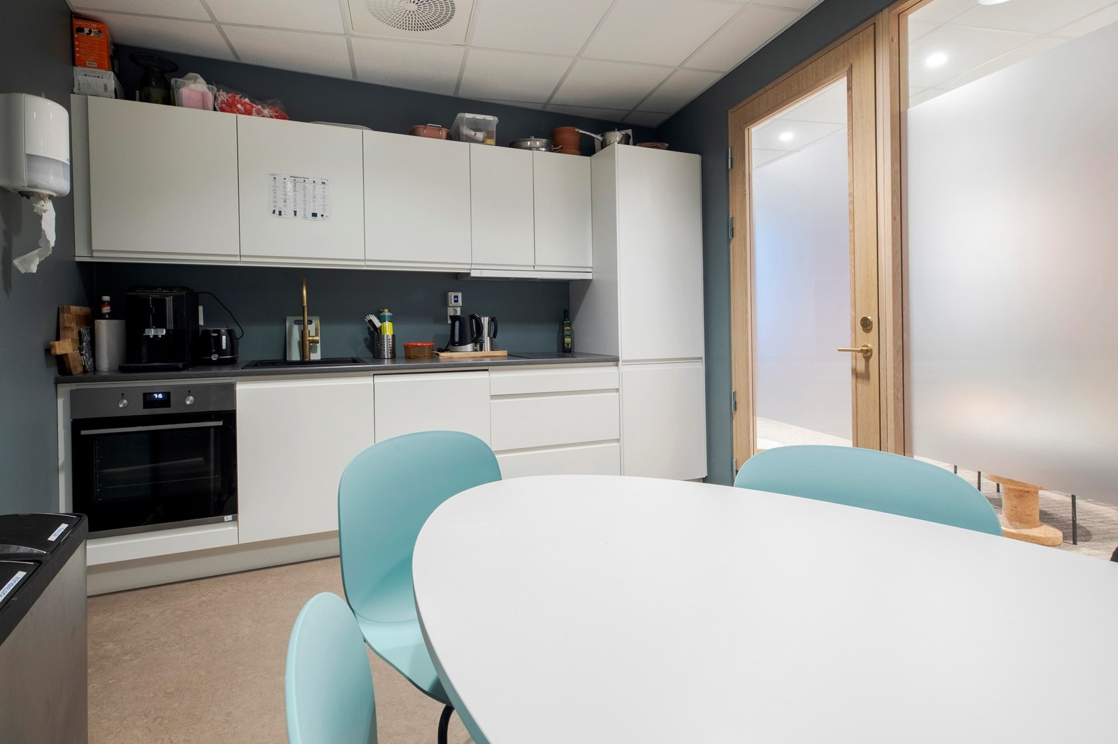 Lokalene brukes i dag som kontor og må bygges om hvis man skal drive utadrettet virksomhet Galleribilde