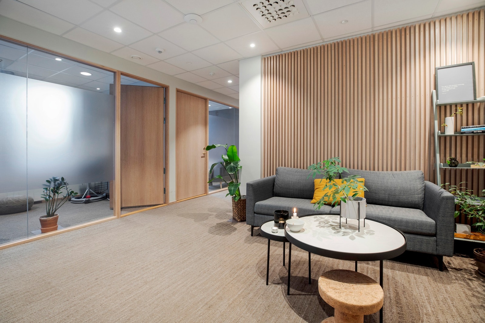 Lokalene brukes i dag som kontor og må bygges om hvis man skal drive utadrettet virksomhet Galleribilde