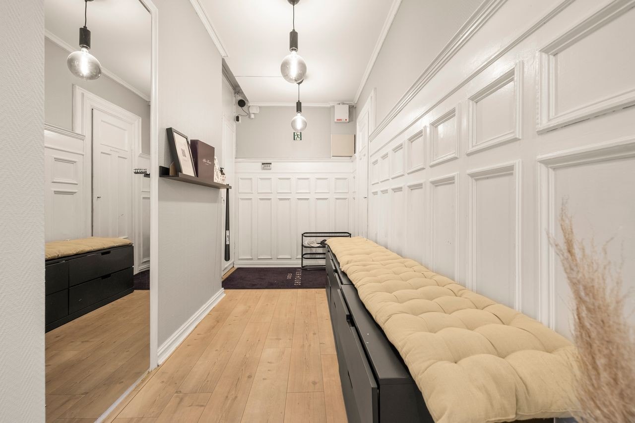 Inngangsparti med tradisjonell brystningspanel på vegg. Galleribilde