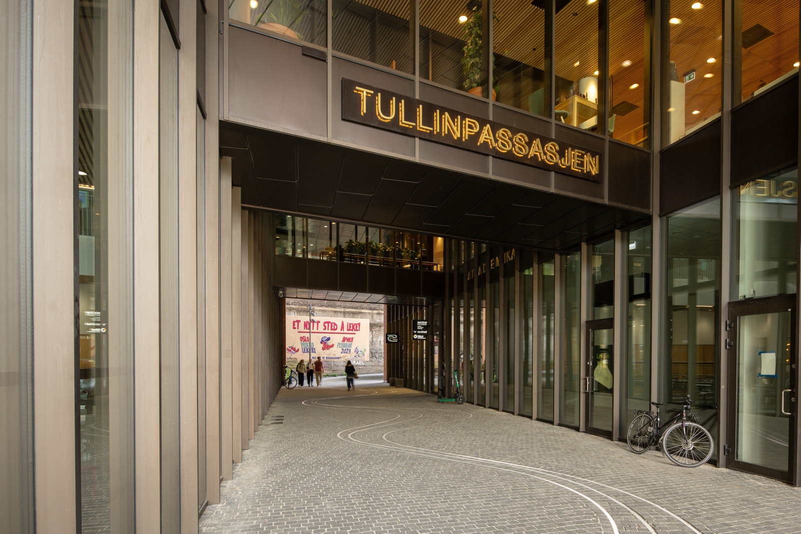 Bygget ligger inntil Tullinpassasjen Galleribilde