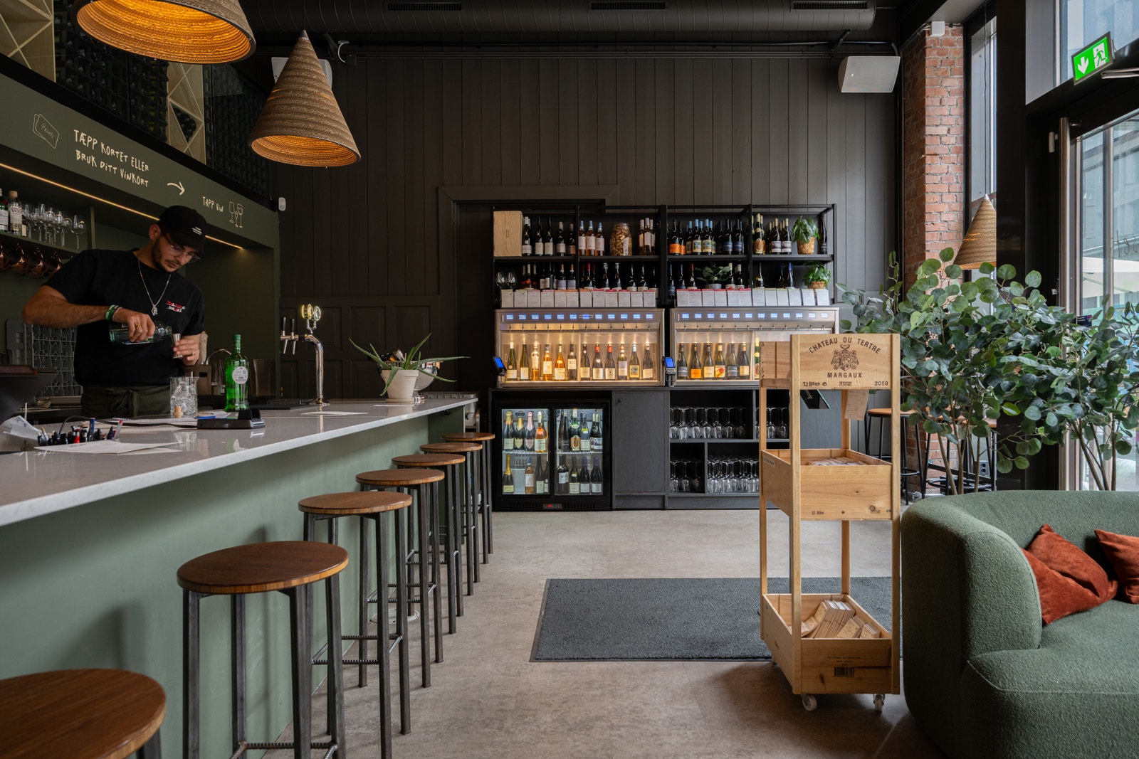 Glasset vinbar ligger i 1.etasje i hovedbygget Galleribilde