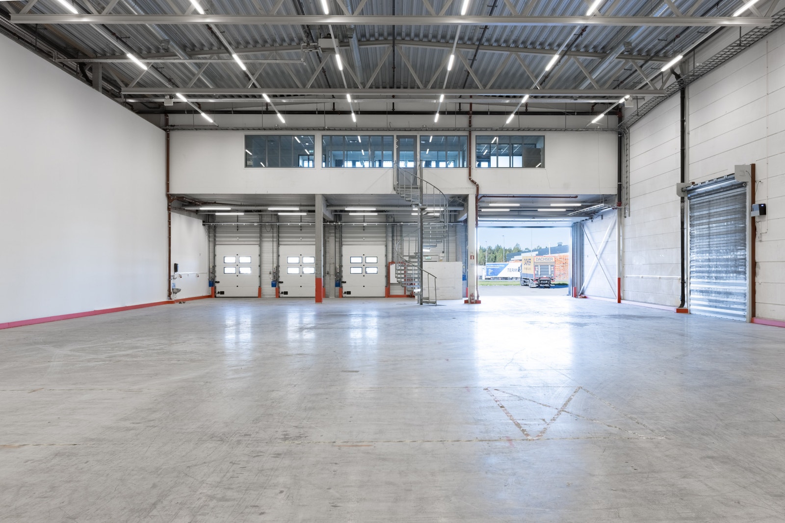 Lager 1105. Kontordel over lageret Galleribilde