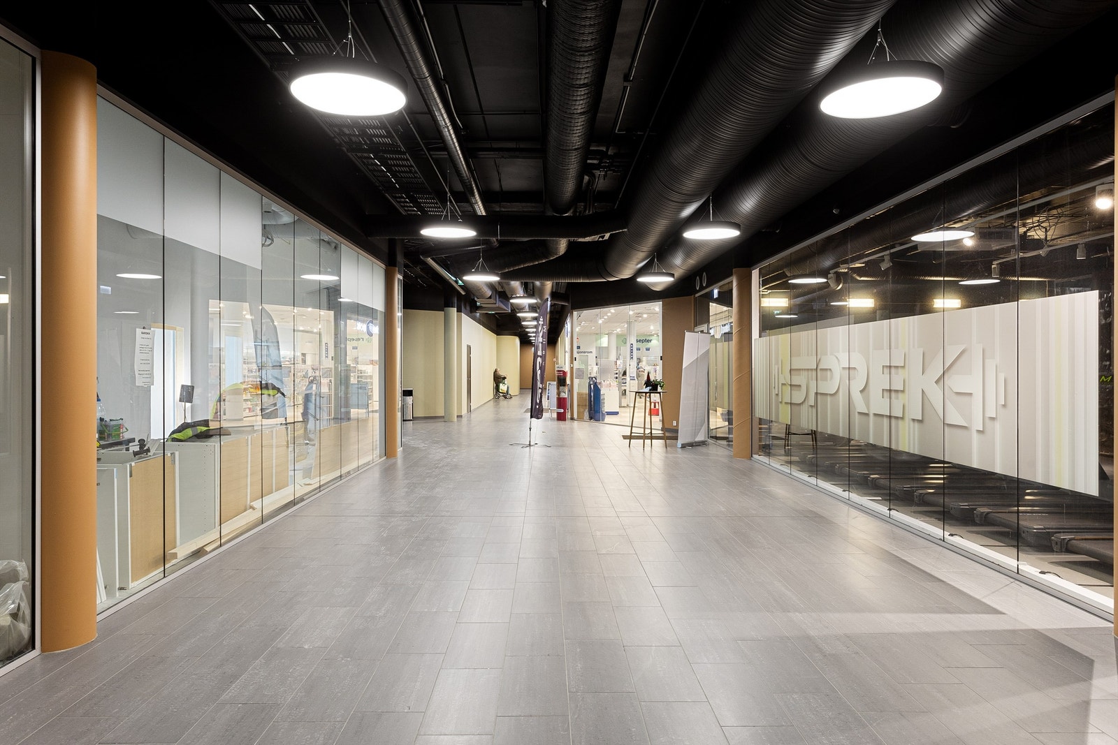 Felles gangarealer - inngang Sprek treningssenter, tannlege (under etablering) og inngang til Boots apotek. Galleribilde