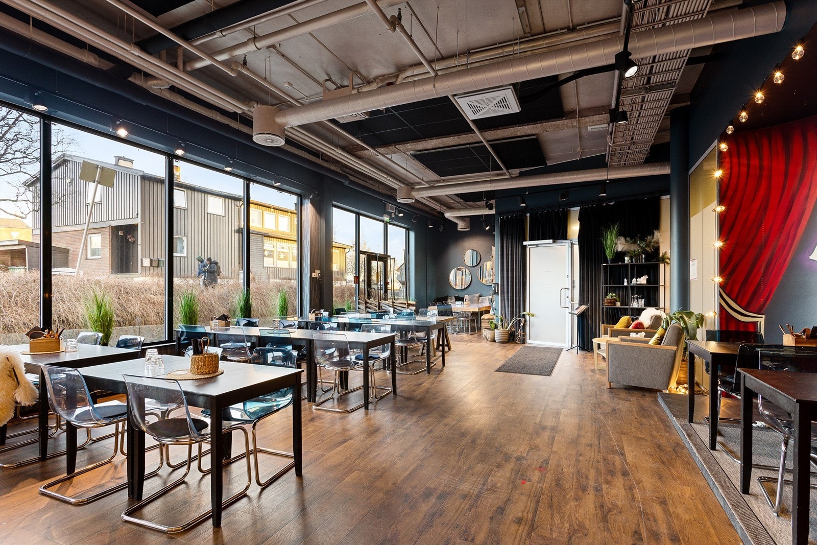 Lokalet består av ett stort lokale som enkelt kan deles samt fullt utstyrt kjøkken. Galleribilde