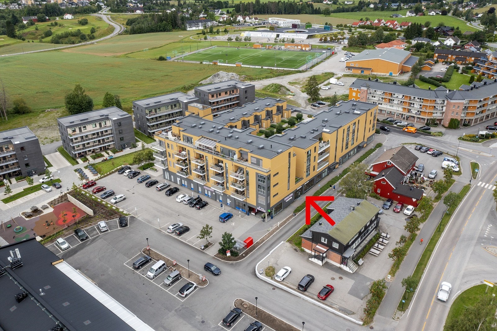 Kundeparkering rett utenfor bygget - gratis parkering iht. gjeldende retningslinjer. Galleribilde