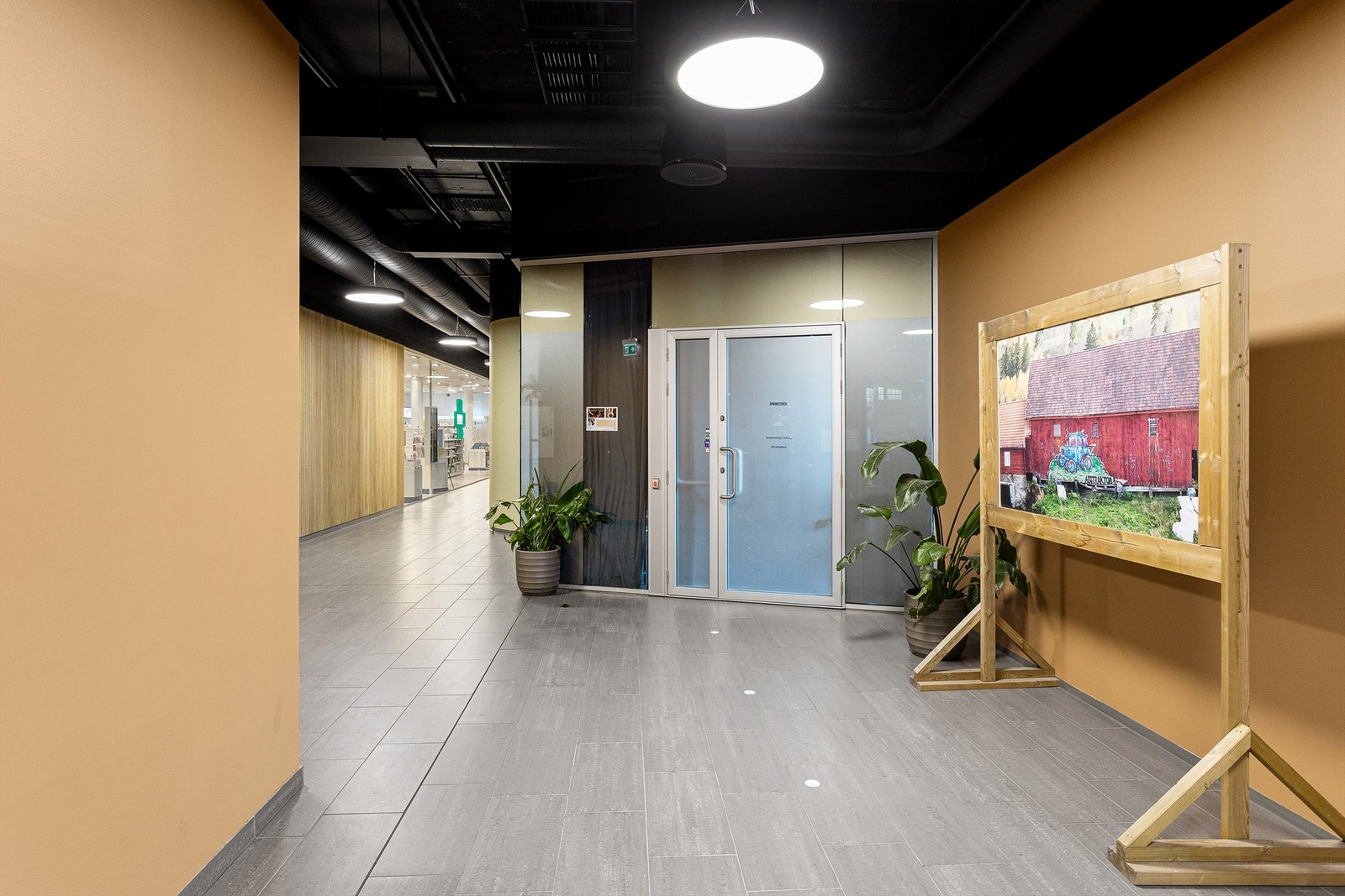 Hovedinngang til lokalet fra felles gang. Galleribilde