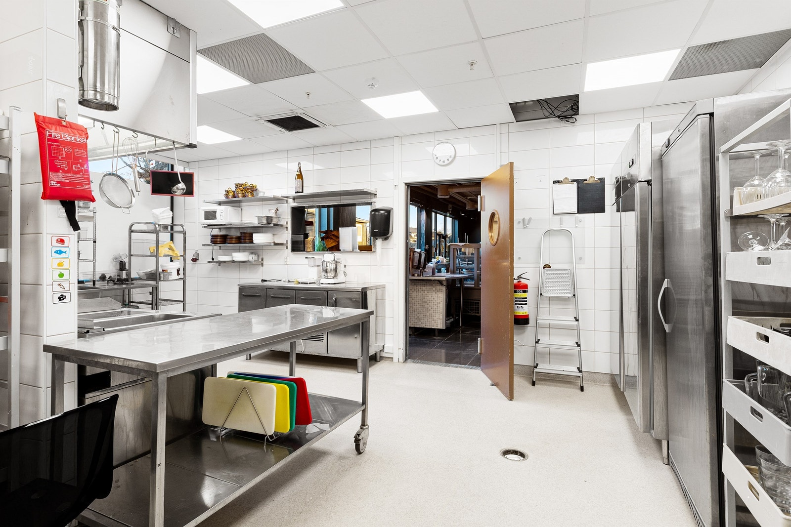 Fullt utstyrt kjøkken. Galleribilde