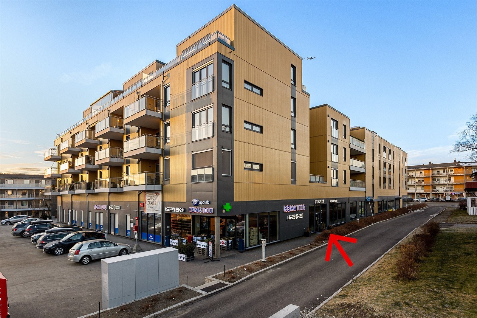 Felles inngang med REMA 100 samt egen sideinngang på byggets langside. Galleribilde