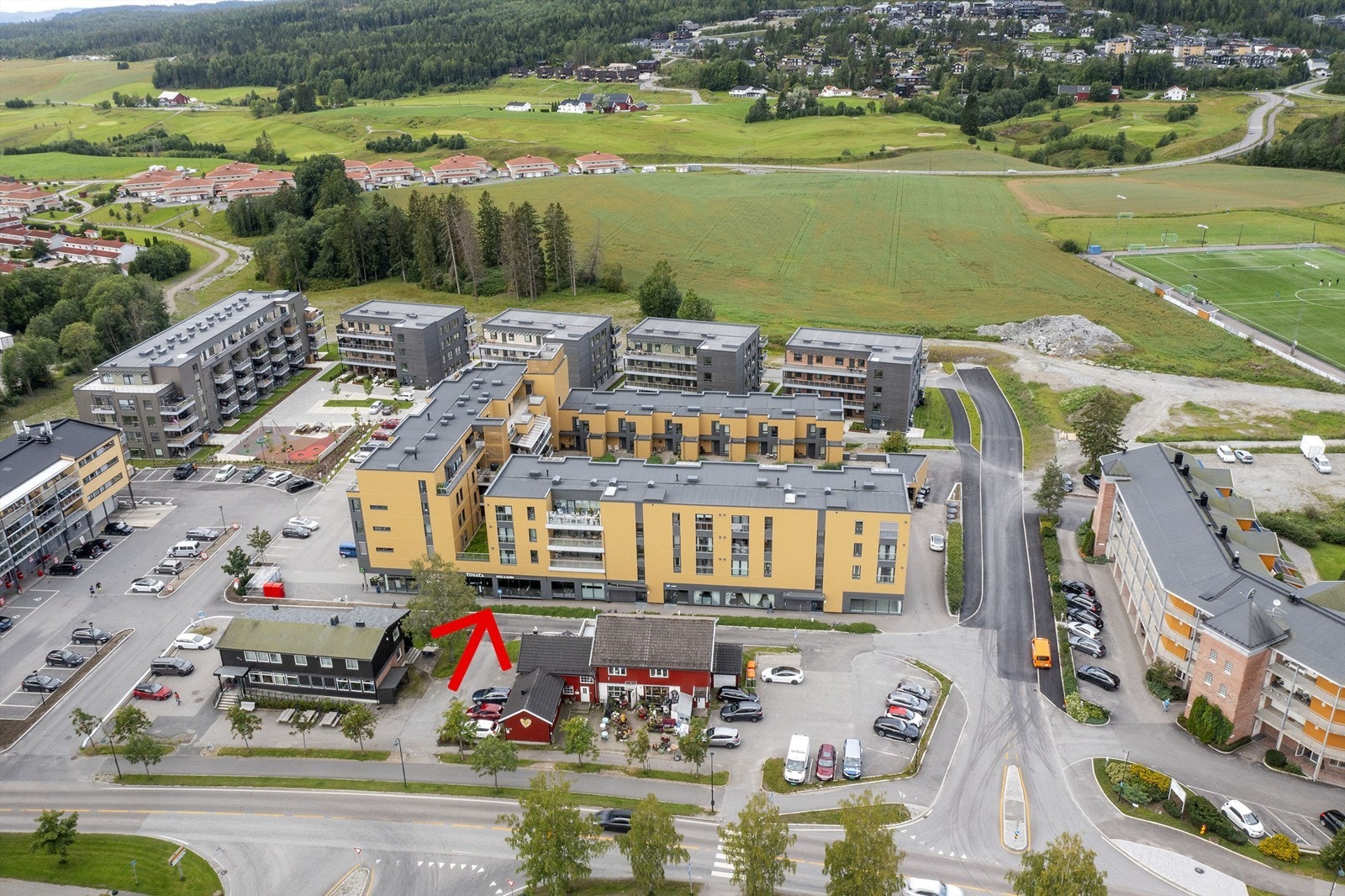 Beliggende i kombinasjonsbygg bestående av næringslokaler i 1. etasje og leiligheter i etasjene over - midt i Ask sentrum. Galleribilde