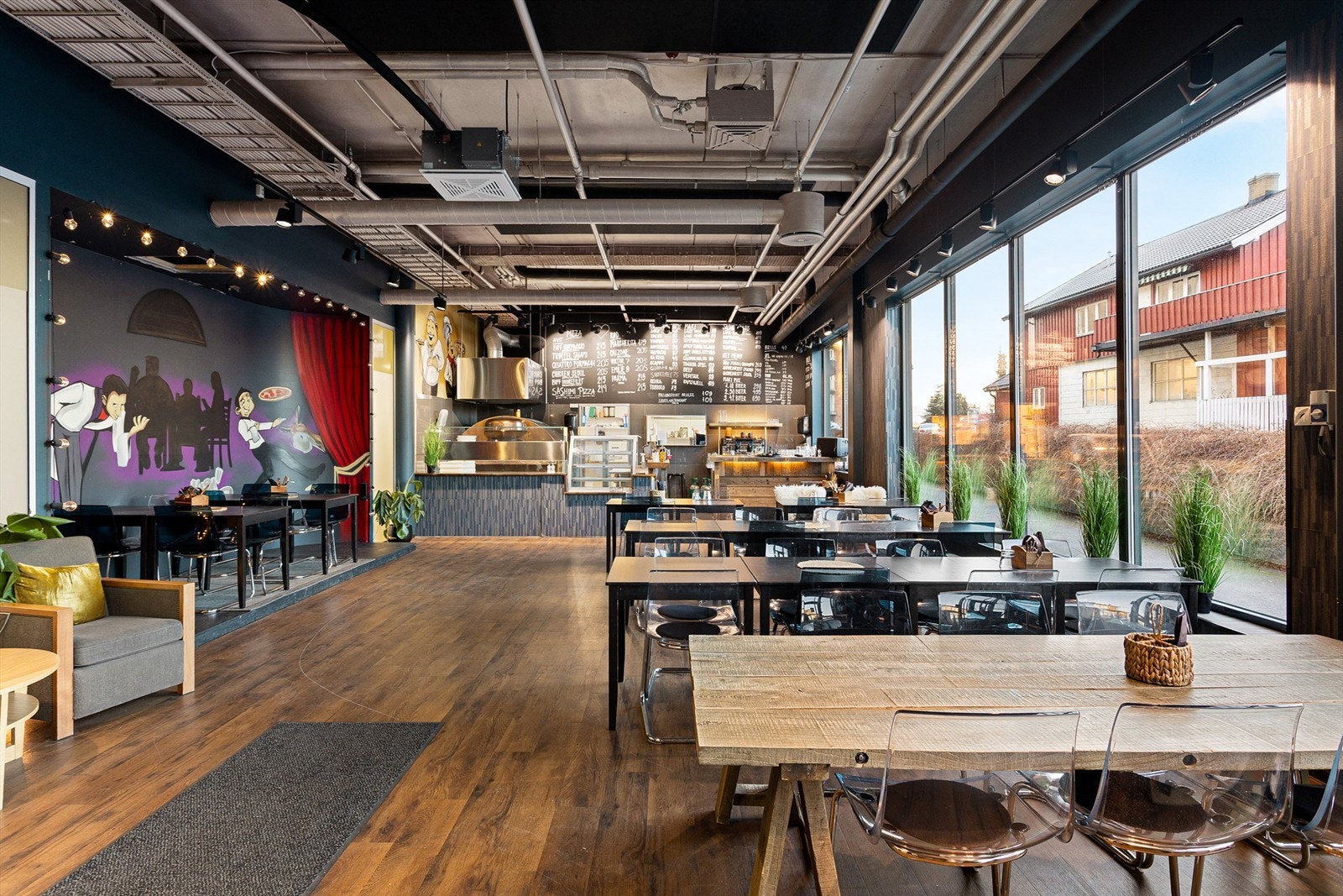 Næringslokale på tilsammen ca. 203 kvm BTA - kan deles på 2 stk. leietakere. Det er ønskelig at deler av lokalet brukes videre som cafè/restaurant/take away. Galleribilde