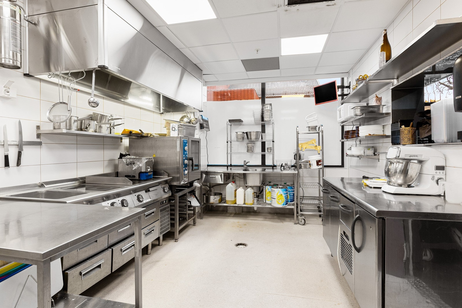 Fullt utstyrt kjøkken. Galleribilde