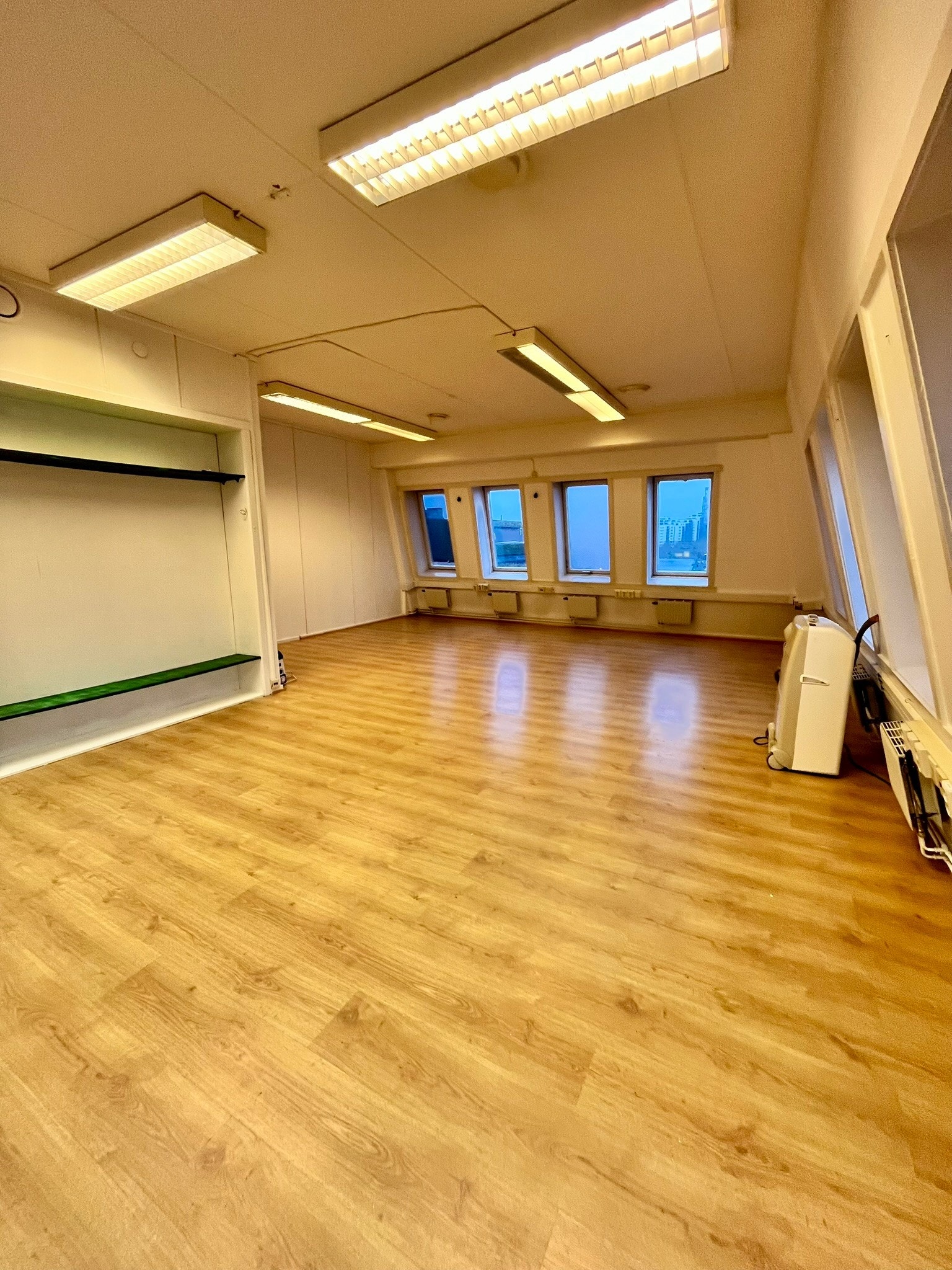 39 kvm med vinduer rundt hele lokalet i toppetasjen Galleribilde