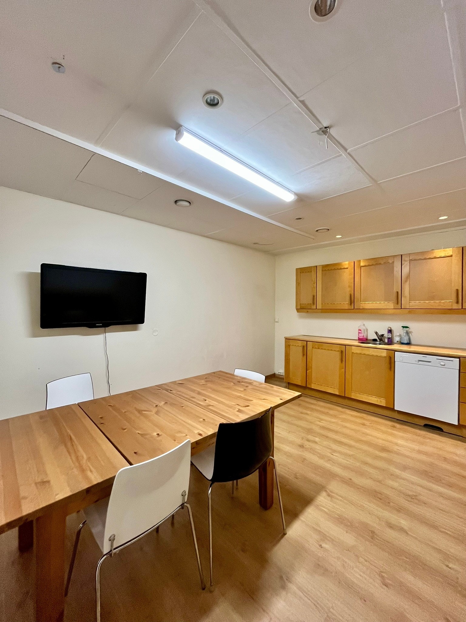 46 kvm, kontor med eget møterom og tekjøkken Galleribilde