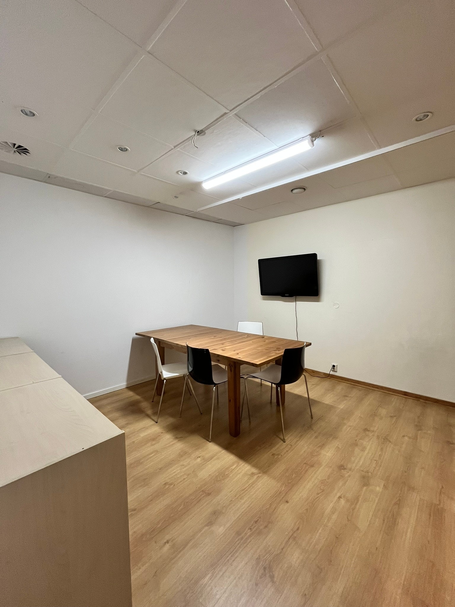 46 kvm, kontor med eget møterom og tekjøkken Galleribilde