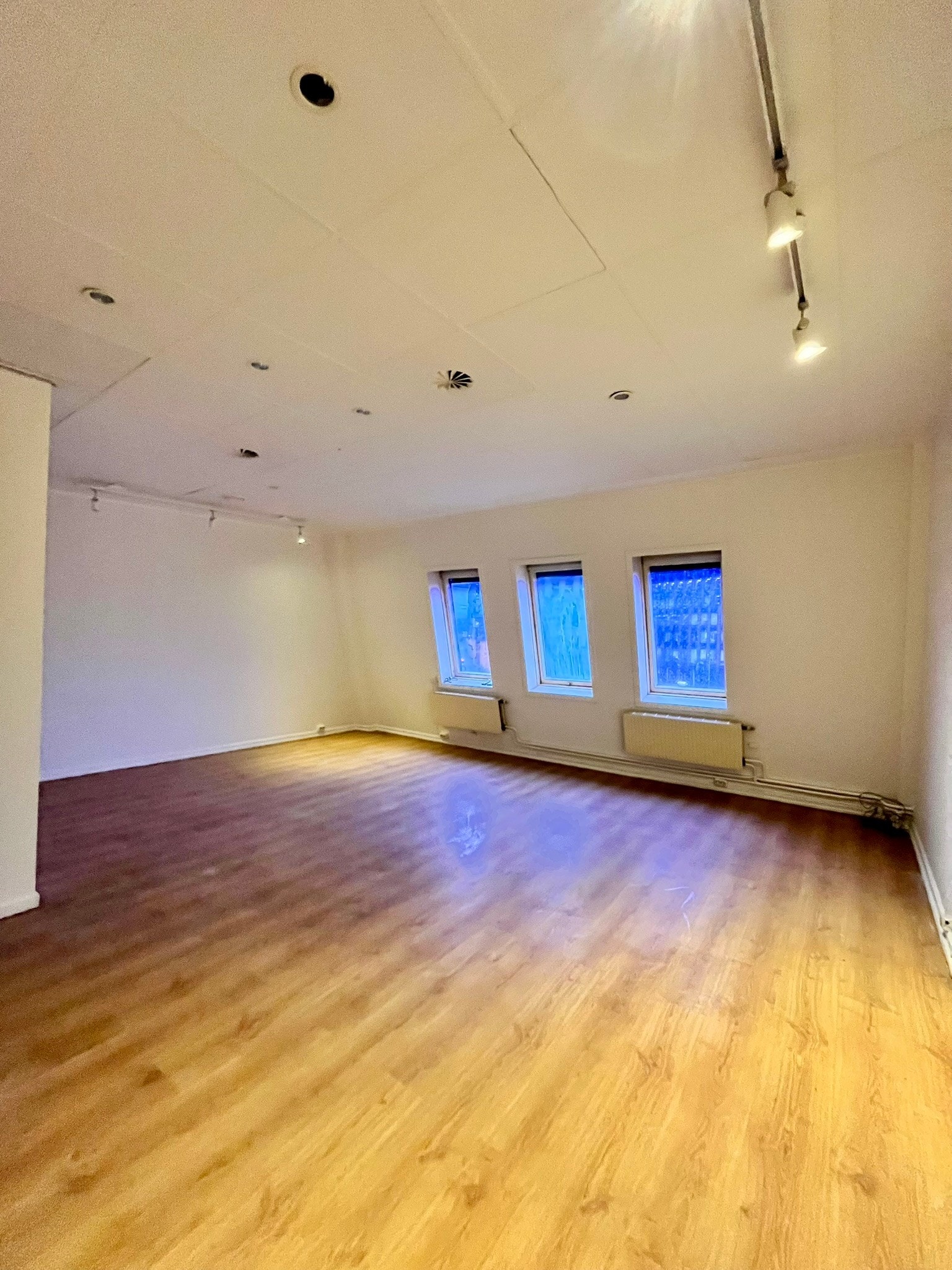 46 kvm, kontor med eget møterom og tekjøkken Galleribilde