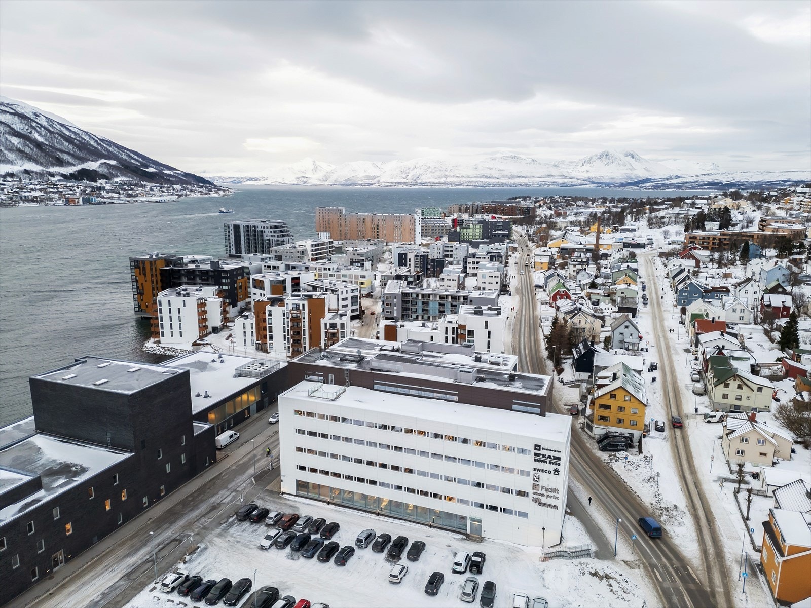 Fasade og utsikt mot sør, enkel adkomst fra Strandvegen og Hjalmar Johansensgate Galleribilde
