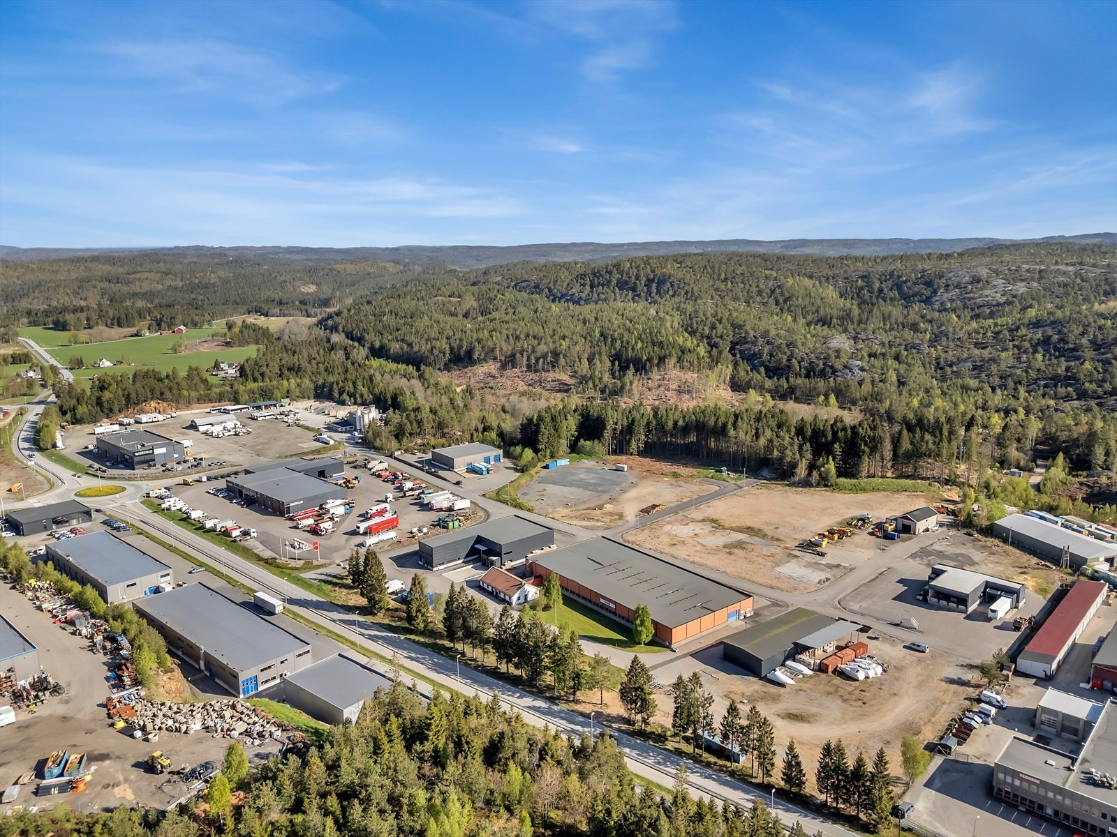 Ligger langs E18 som gir svært god adkomst fra og til Galleribilde