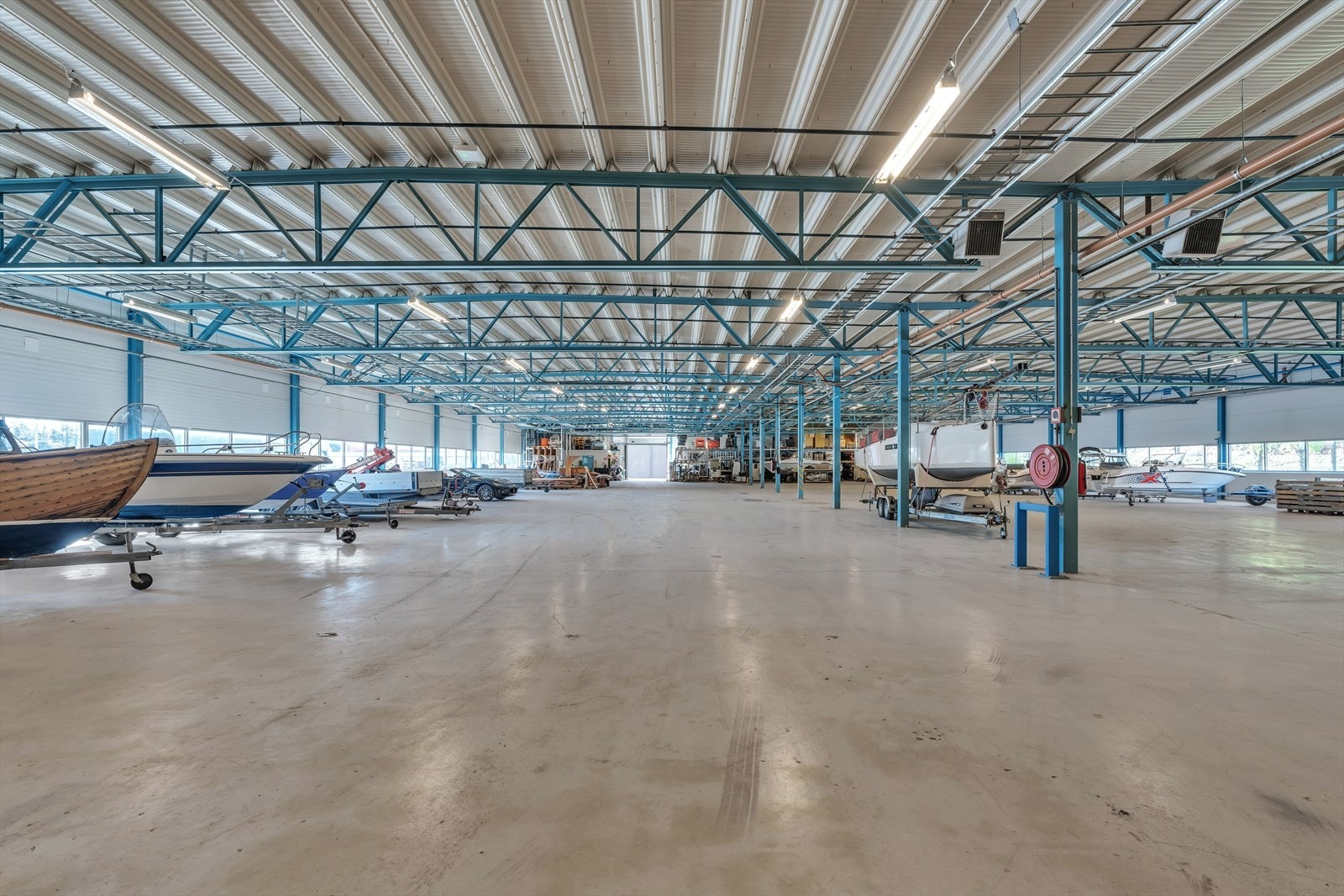 Ca. 5,6 meter takhøyde. Ca. 4,1 meter til drager. Galleribilde