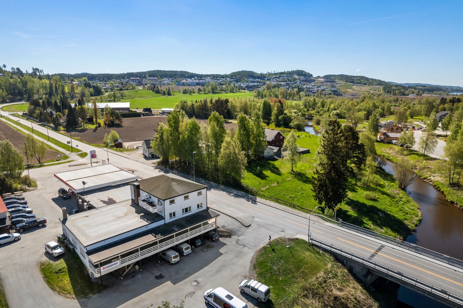 Eiendommen ligger sentralt til i Bjørkelangen, med gangavstand til butikker, kollektivtransport, skoler og servicetilbud. Galleribilde