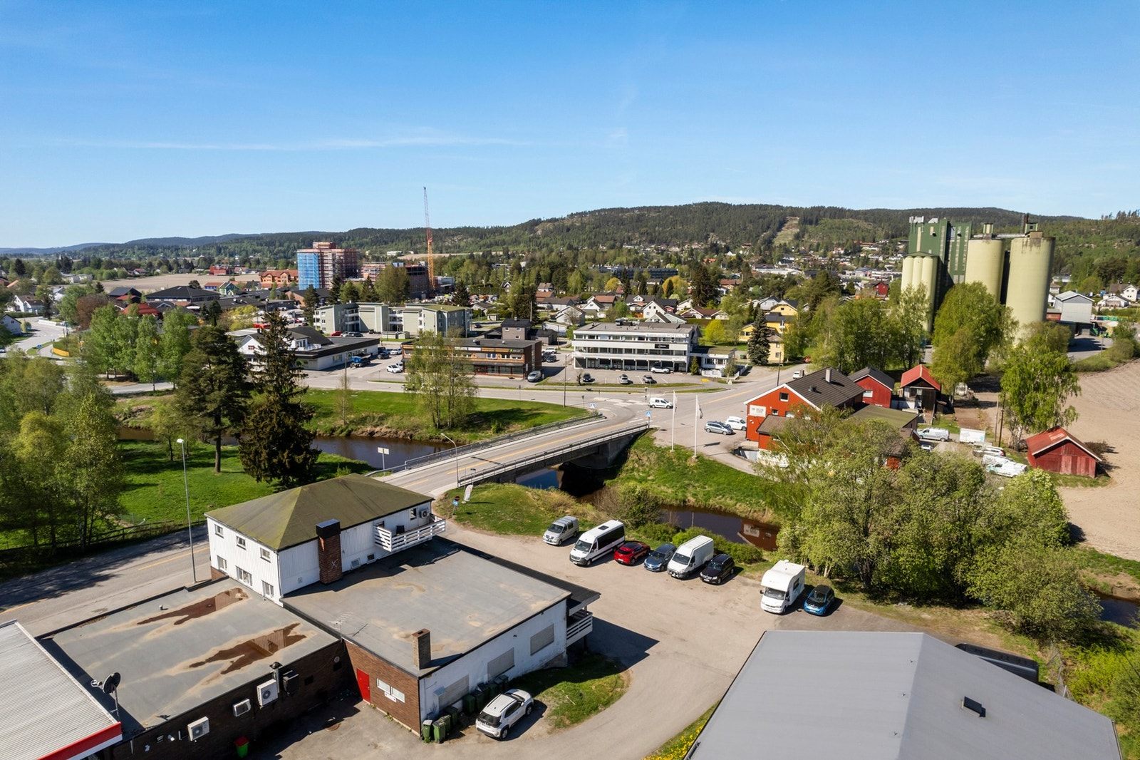 En næringsseksjon med lager/verksted, beliggende i byggets 1. etasje. Galleribilde