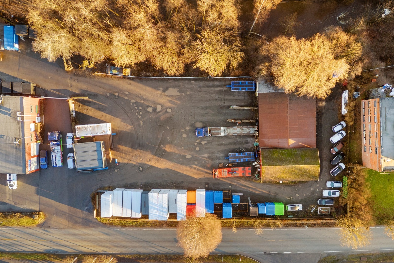 På eiendommen står det i dag et eldre næringsbygg over to etasjer med lager- og kontorlokaler. Galleribilde