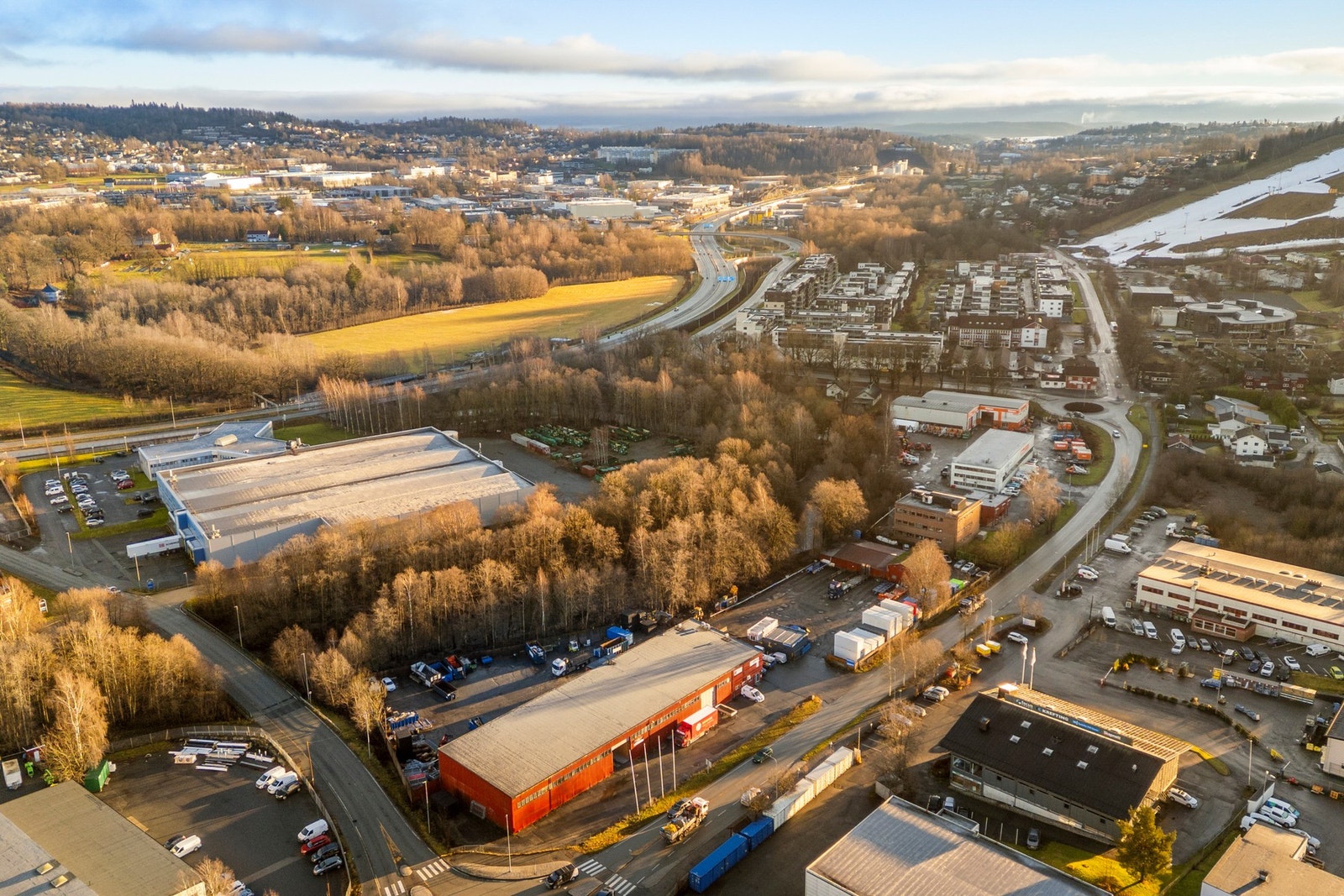 Tomten er flat, opparbeidet med grusdekke og brukes i dag som parkerings- og opplastningsområde for tunge kjøretøy. Galleribilde