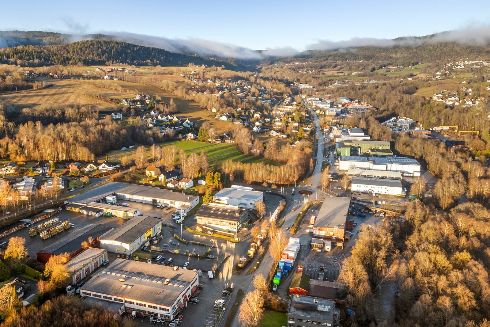 Eiendommen har en sentral beliggenhet på Vøyenenga i Bærum, i et etablert næringsområde dominert av mellomstore og større næringsbygg. Galleribilde