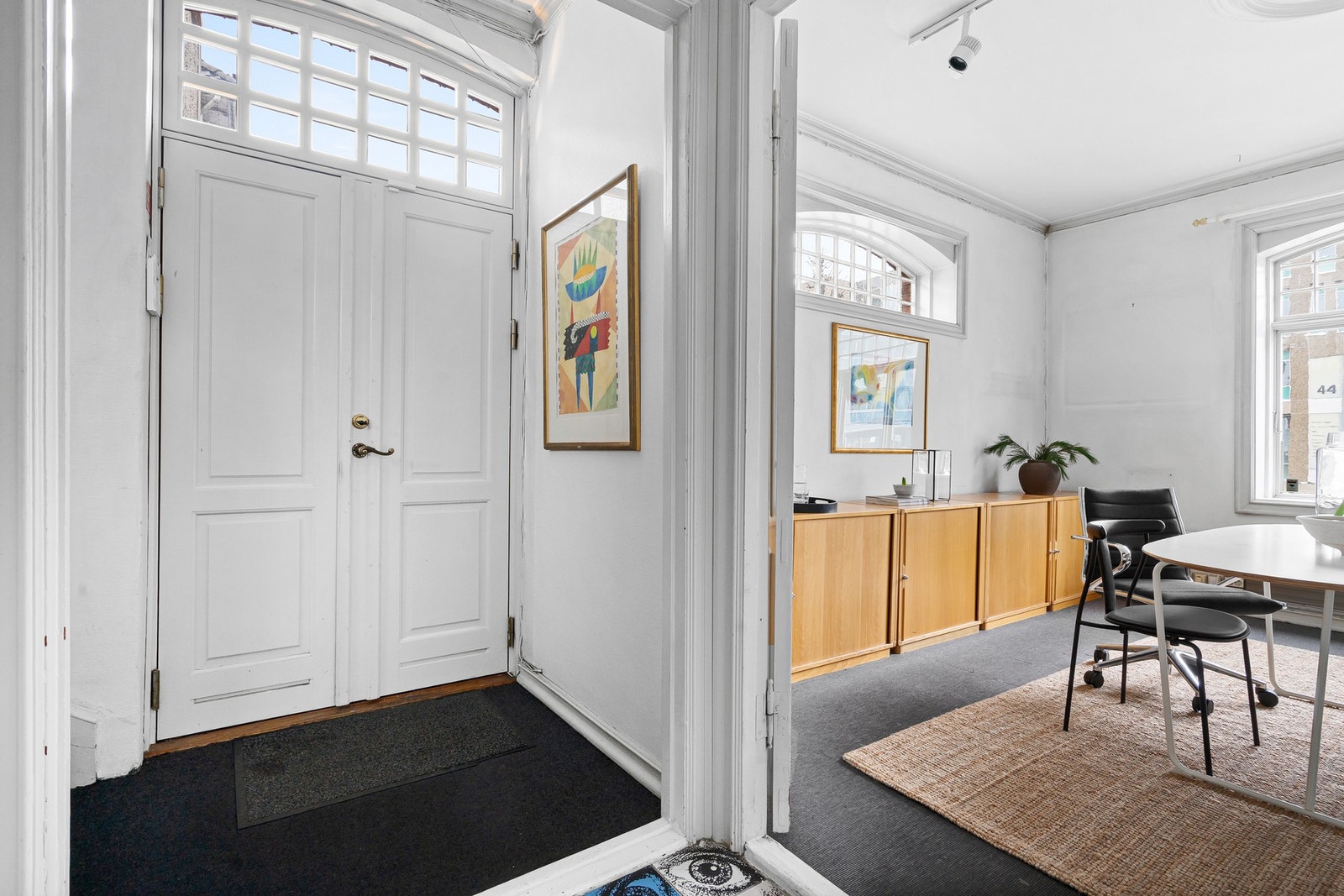 Entrè/gang ved bi-inngang. Galleribilde