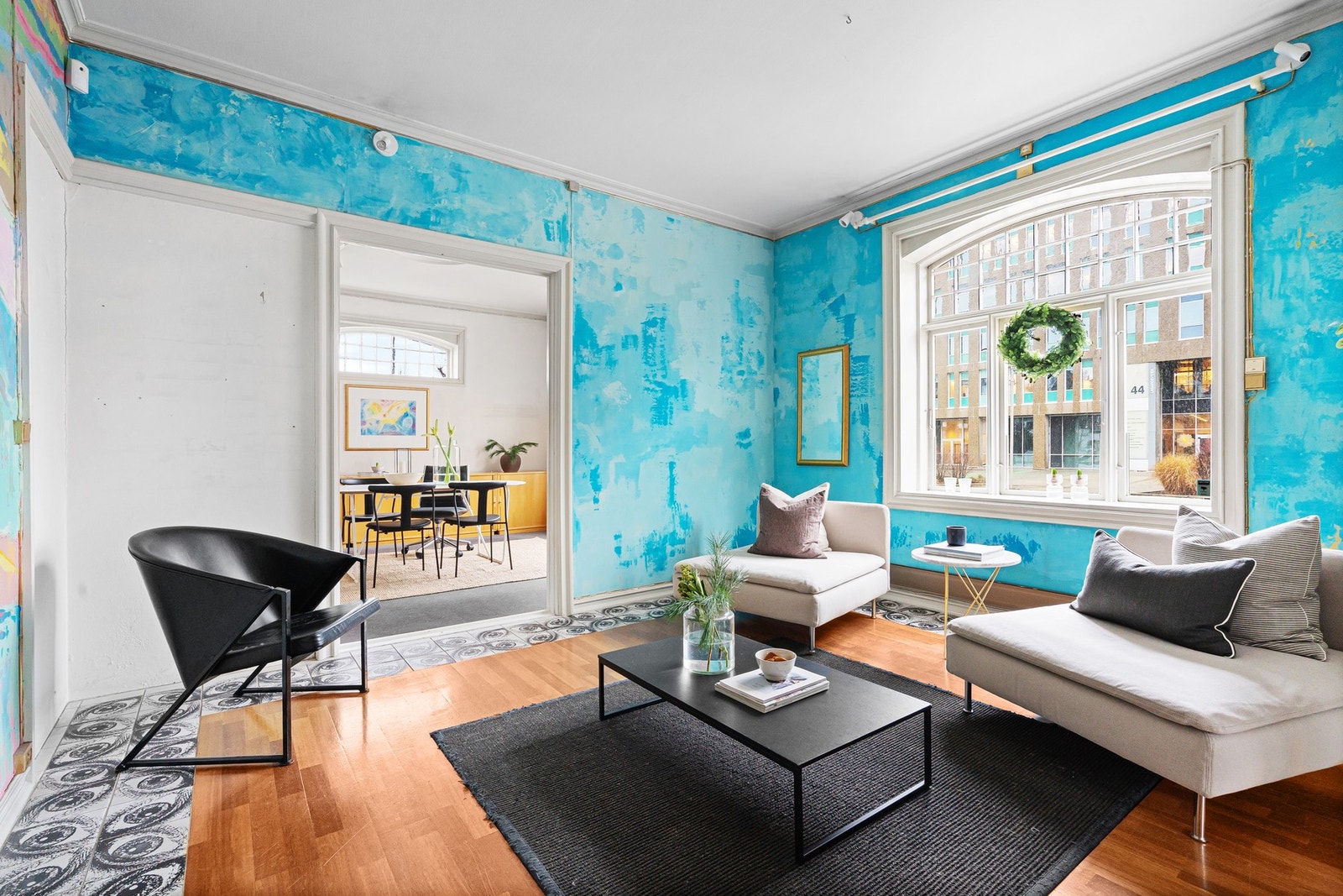 Huset har mange rom og fleksible bruksmuligheter. Her foreslått som loungeavdeling. Galleribilde