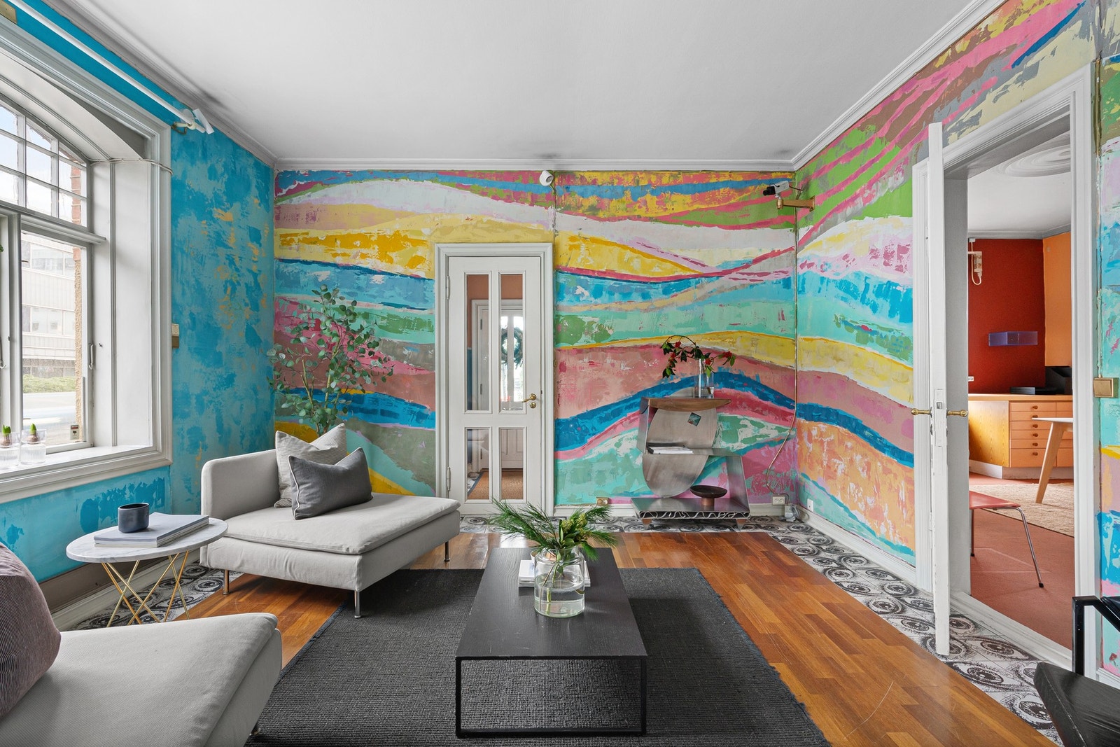 Kunstnerne Pia Myrvold og Randy Naylor har stått for utsmykking og kunstneriske innslag i huset. Galleribilde