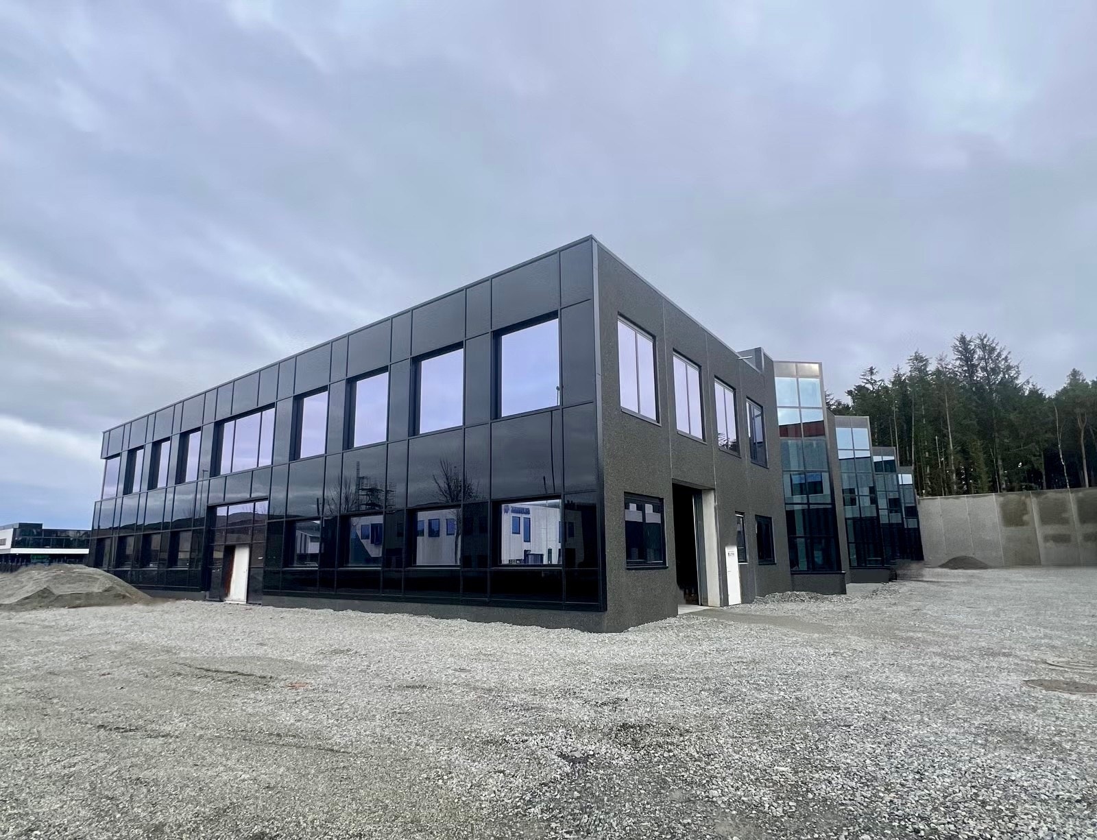 Velkommen til Plogfabrikkvegen 8, et unikt bygg sentralt plassert i Kverneland Næringspark. Galleribilde