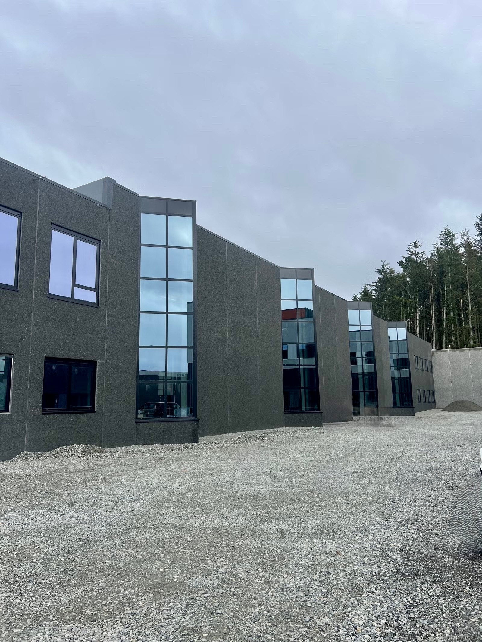 Gode uteområder og rikelig med parkeringsmuligheter. Galleribilde