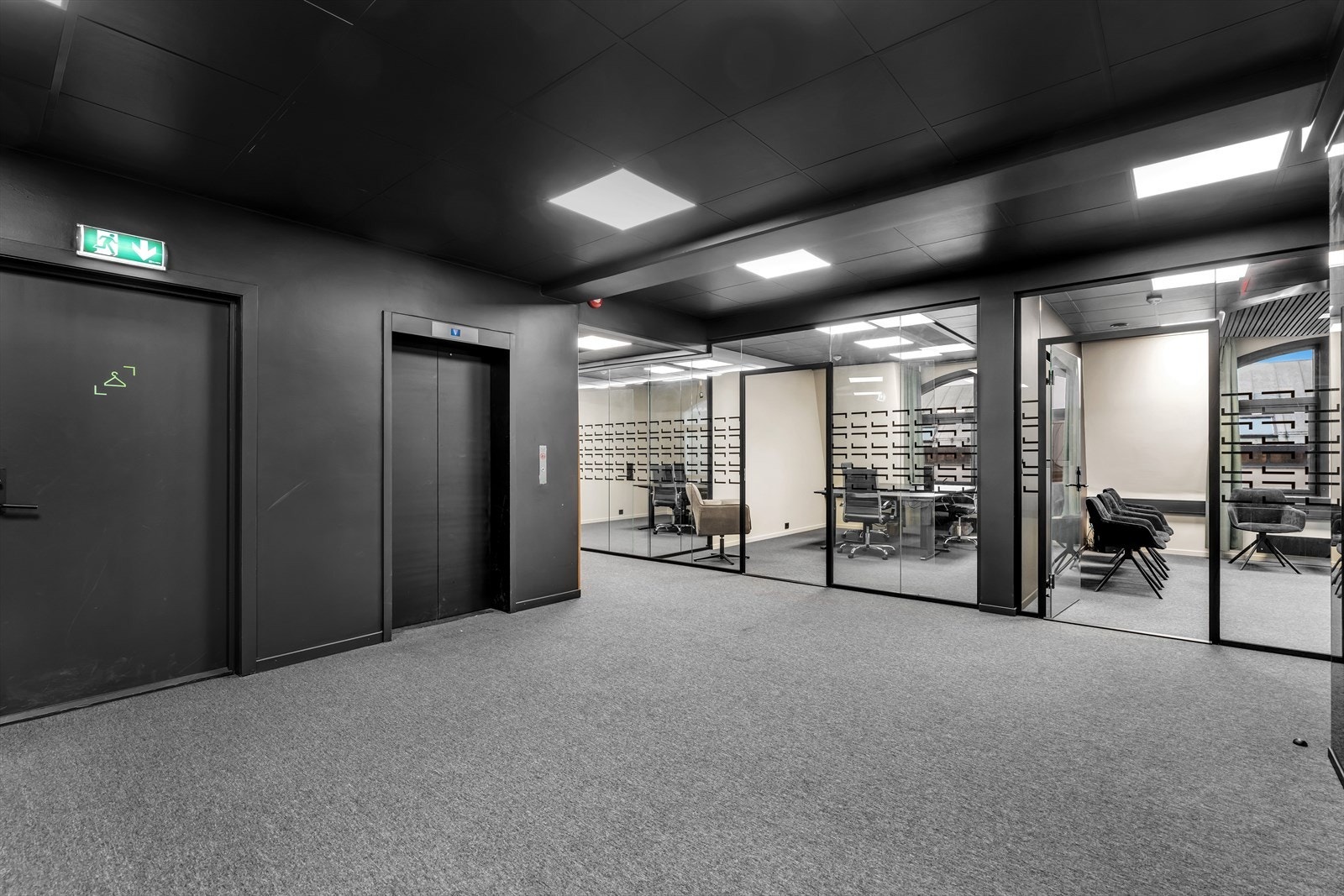 Heis og trapp direkte inn
til lokale Galleribilde