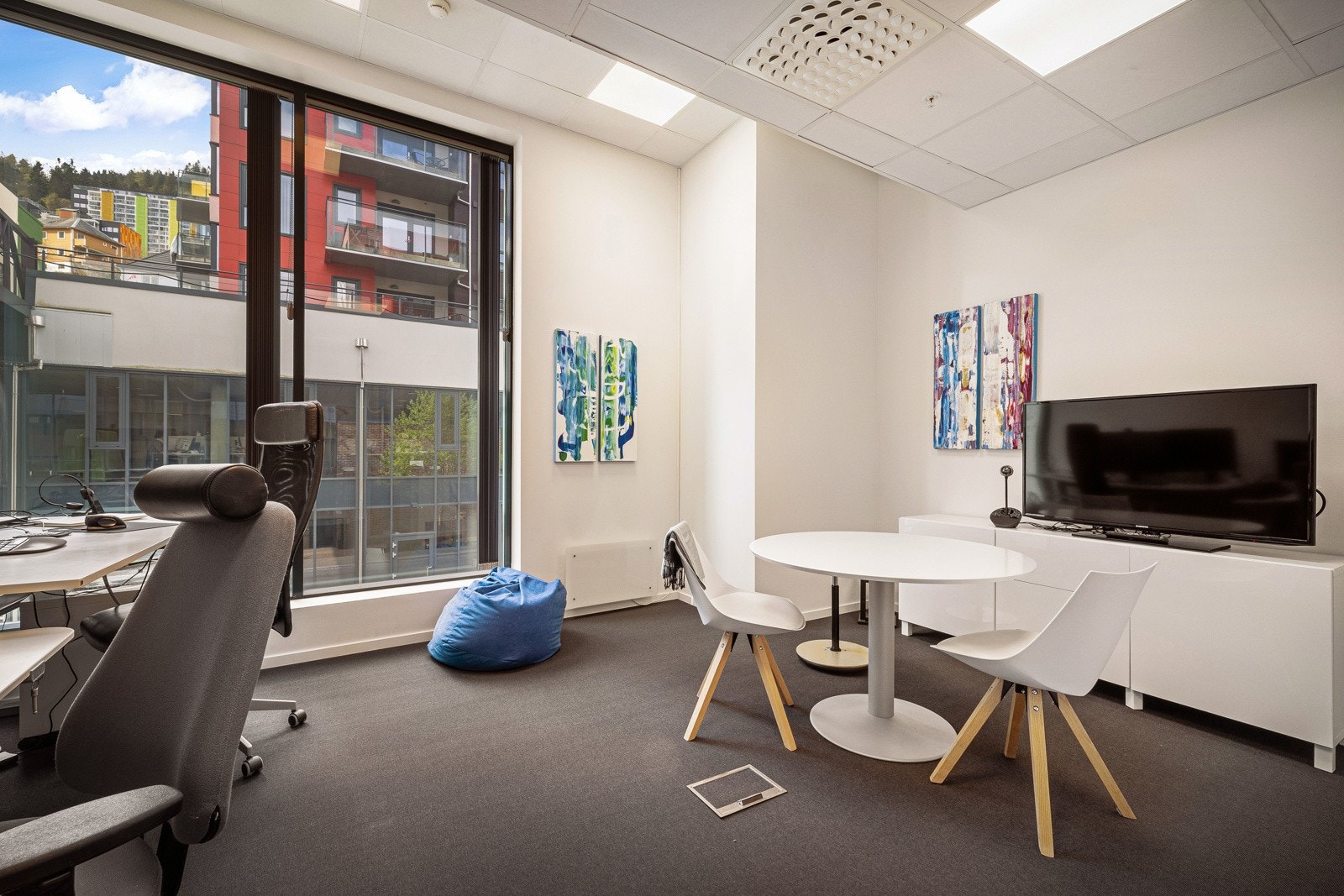 Møterom innredet som kontor Galleribilde