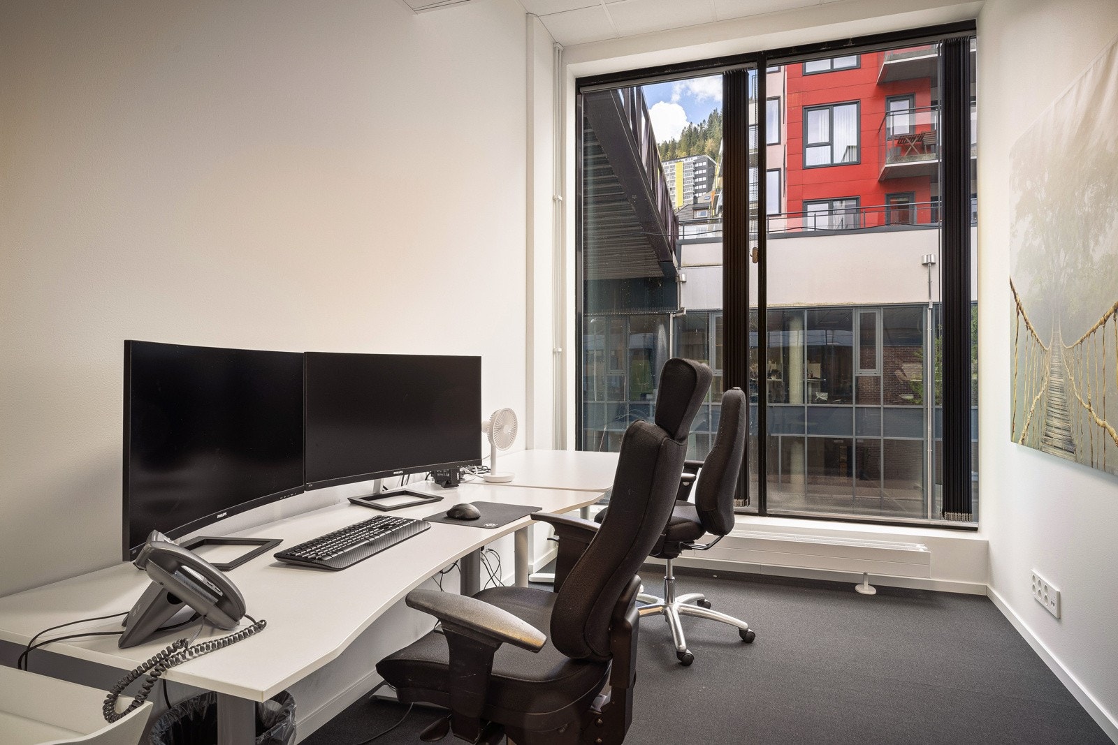 Romslige kontorceller med godt innslipp av naturlig lys Galleribilde