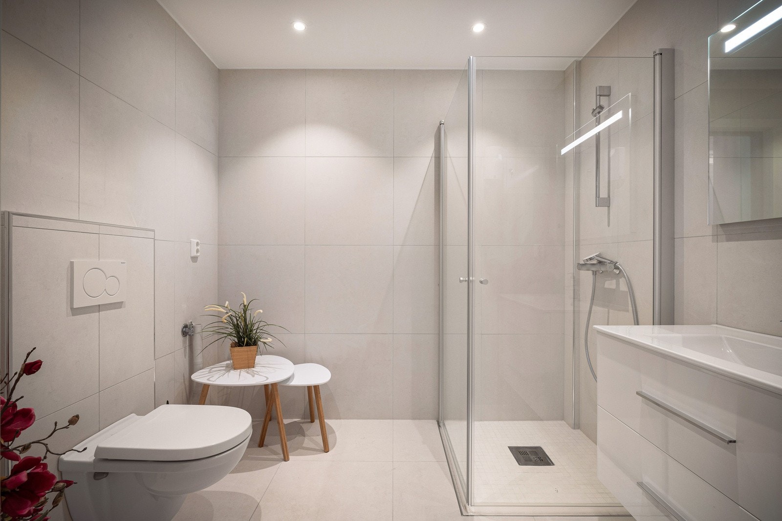 Helfliset baderom med dusjhjørne i glass Galleribilde