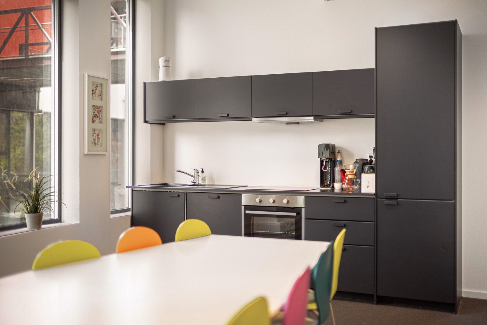 Moderne og stilren kjøkkeninnredning Galleribilde