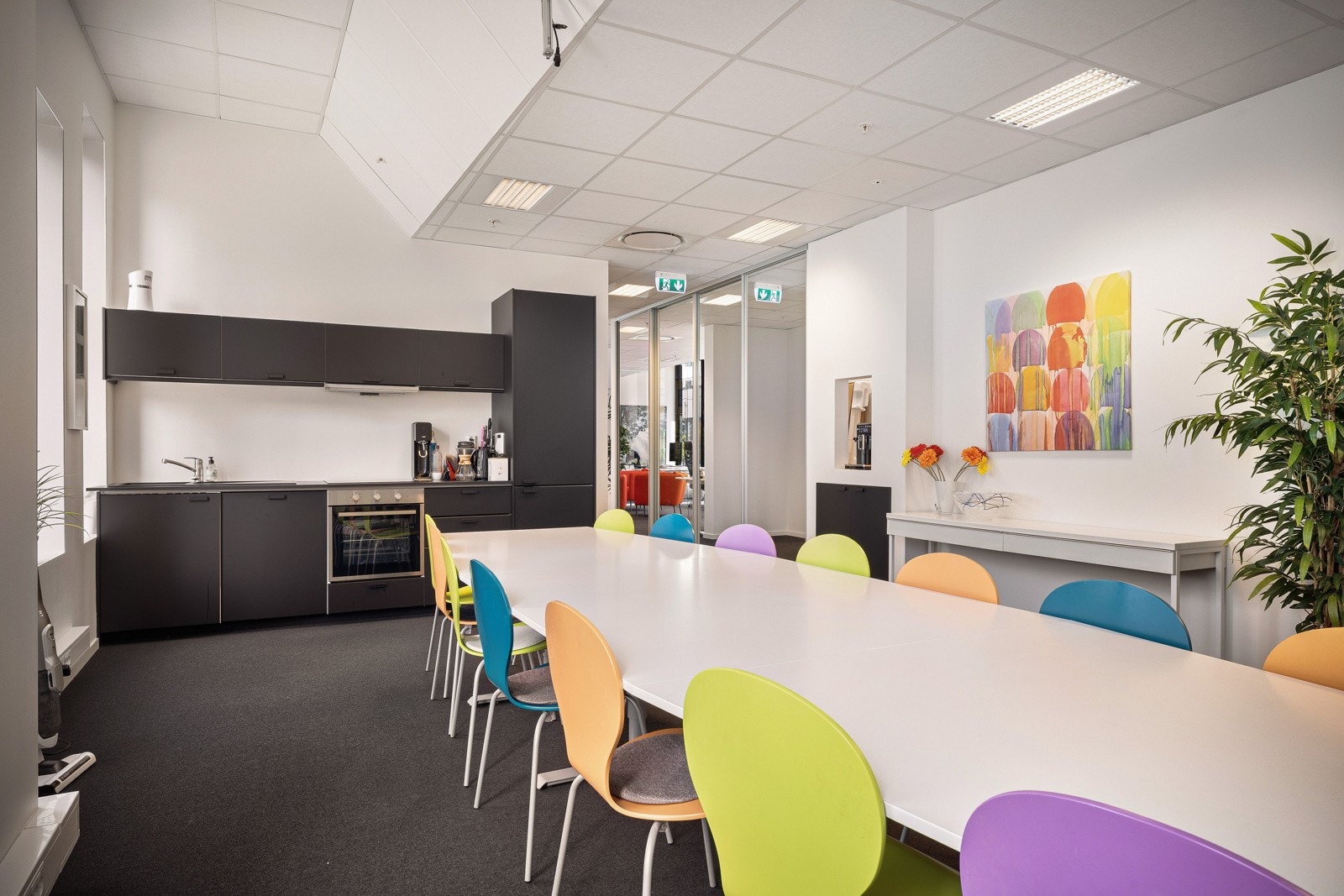 Lokalene har moderne kjøkkenseksjon med integrerte hvitevarer Galleribilde