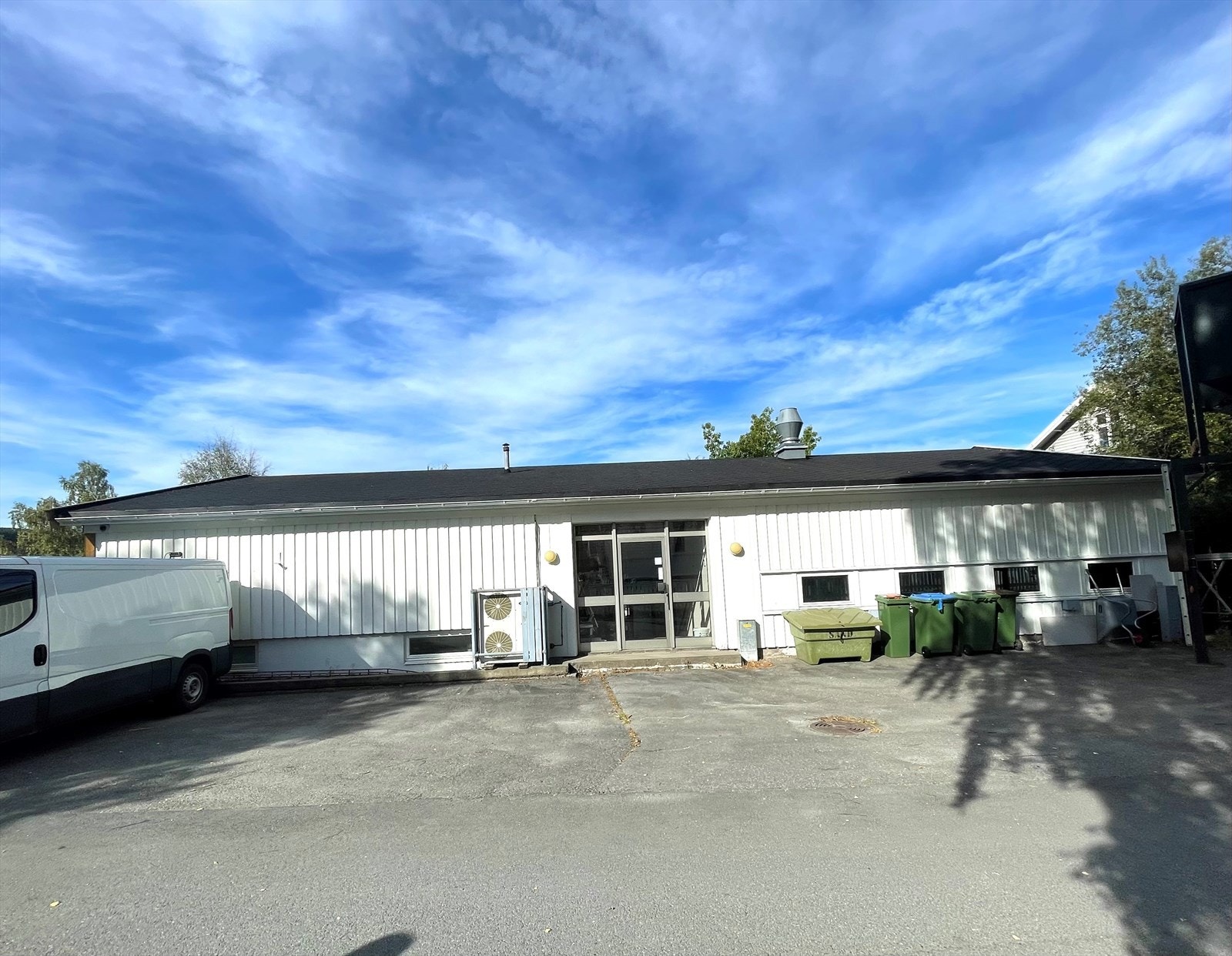 Baksiden med parkering. Galleribilde