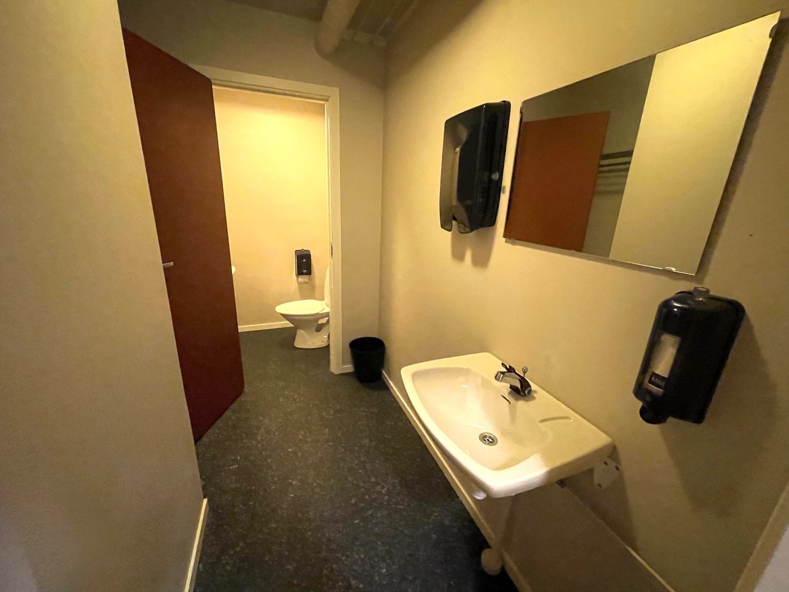 Toalett kjeller. Galleribilde