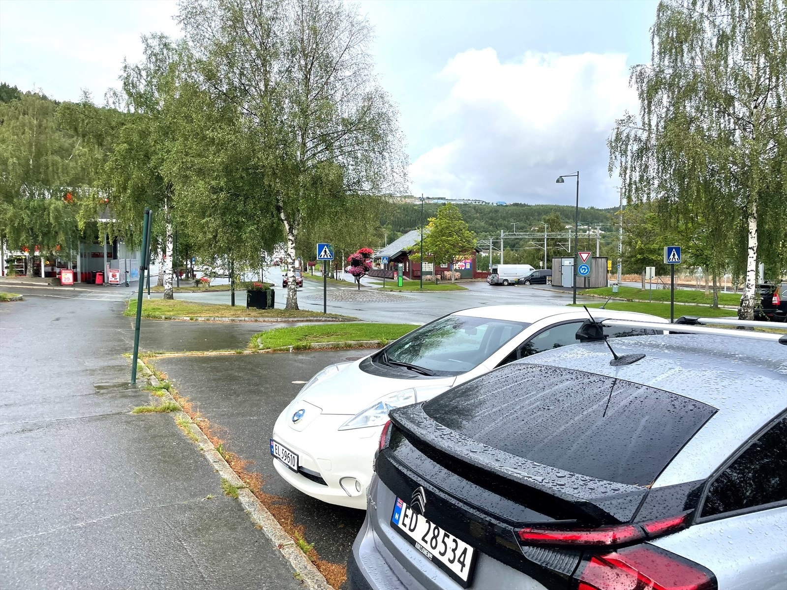 Togstasjon og Cafè Rampa. Parkering forran bygget Galleribilde