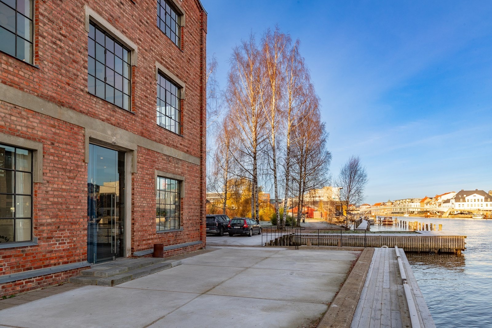 De ledige kontorene ligger i front mot elven Galleribilde