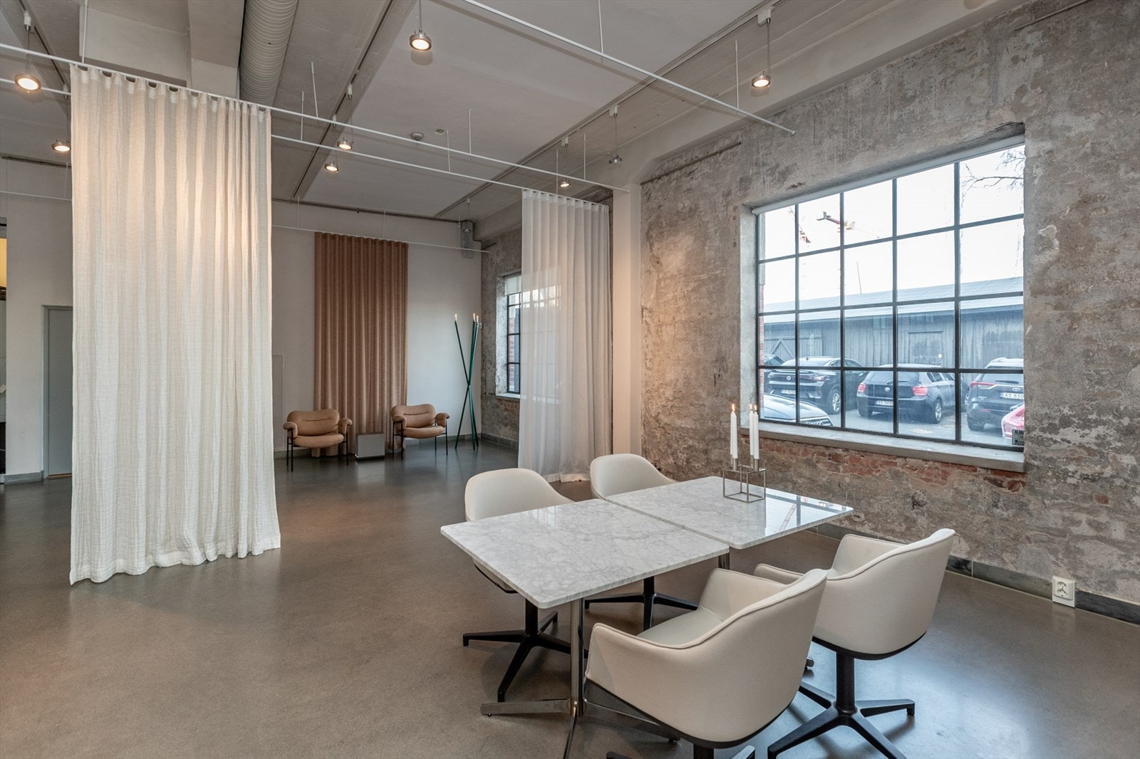 Store vinder som gir mye naturlig lysinnslipp. Takhøyde på ca 3,8m. Galleribilde