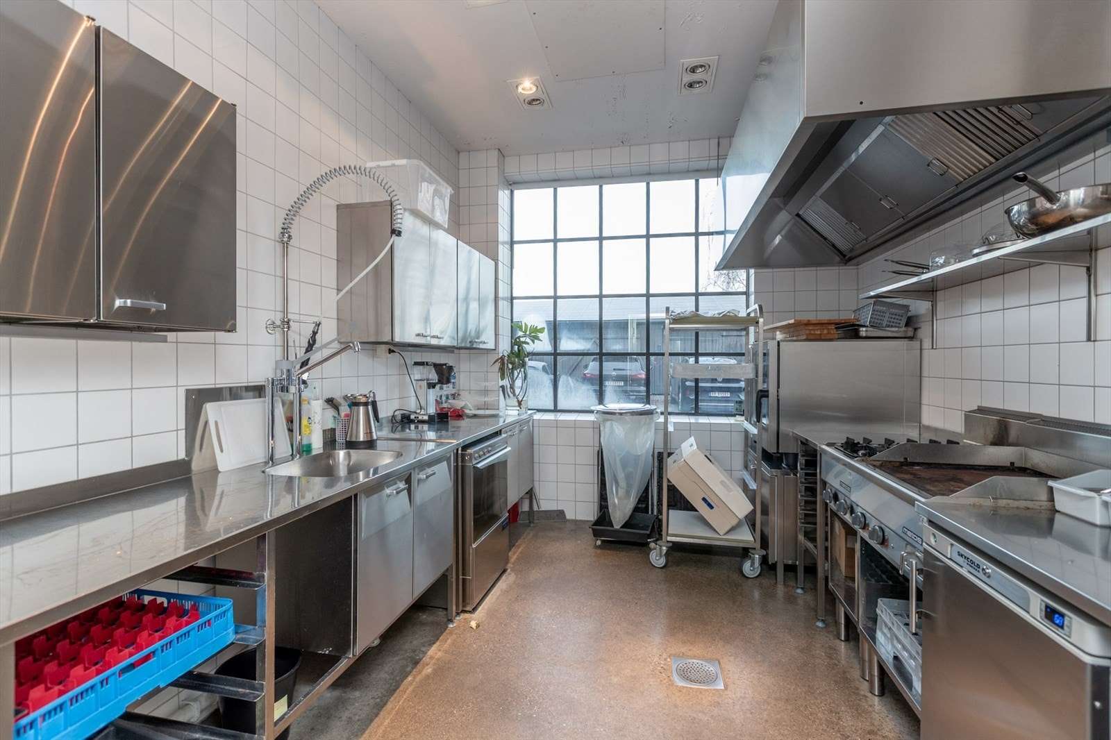 Fullt utstyrt separat kjøkken Galleribilde