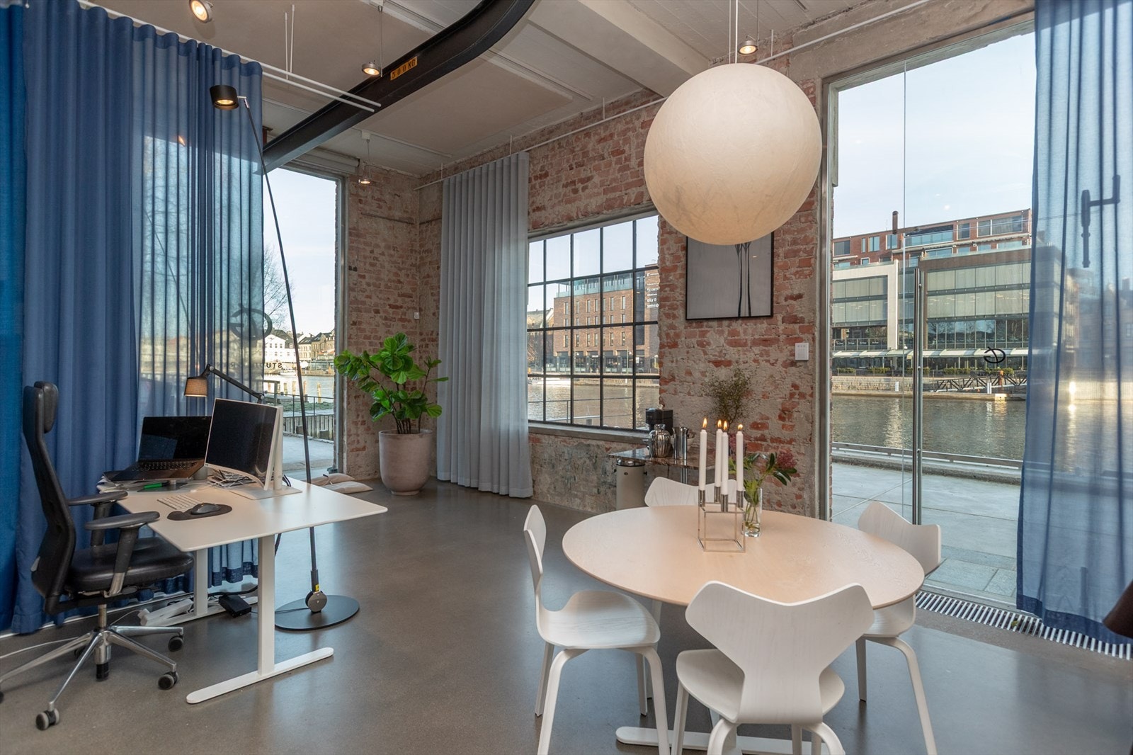 Fra teamkontoret som ligger helt i front mot elven Galleribilde