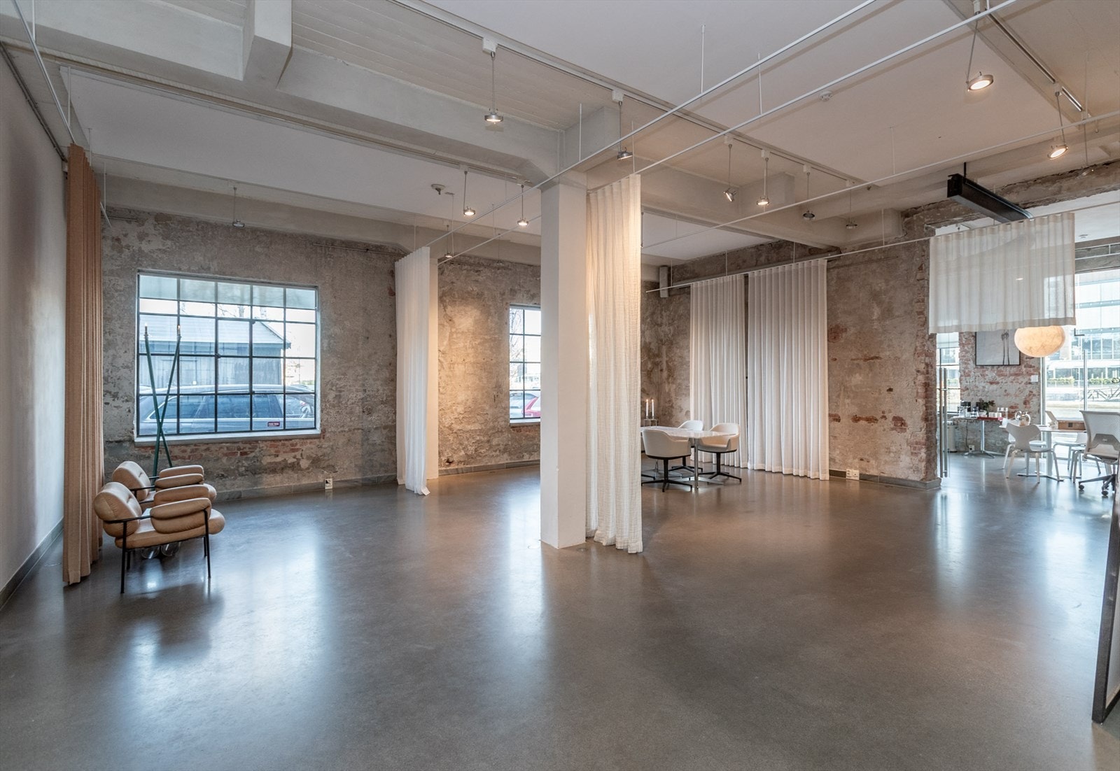 Et stort åpent lokale som kan benyttes som showroom eller kontorlandskap Galleribilde