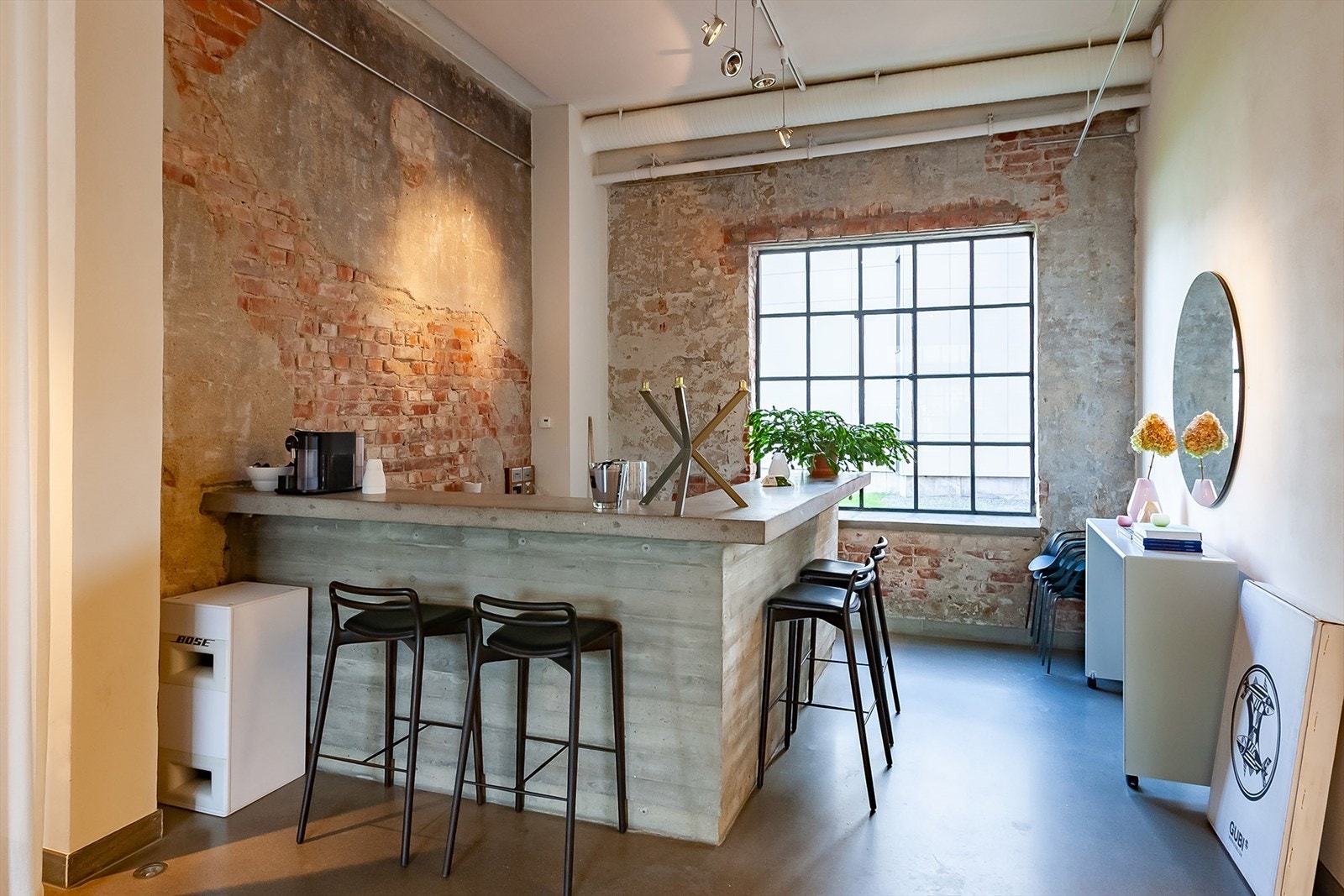 Hva med egen bar på kontoret? Perfekt ved sosiale arrangement. Galleribilde