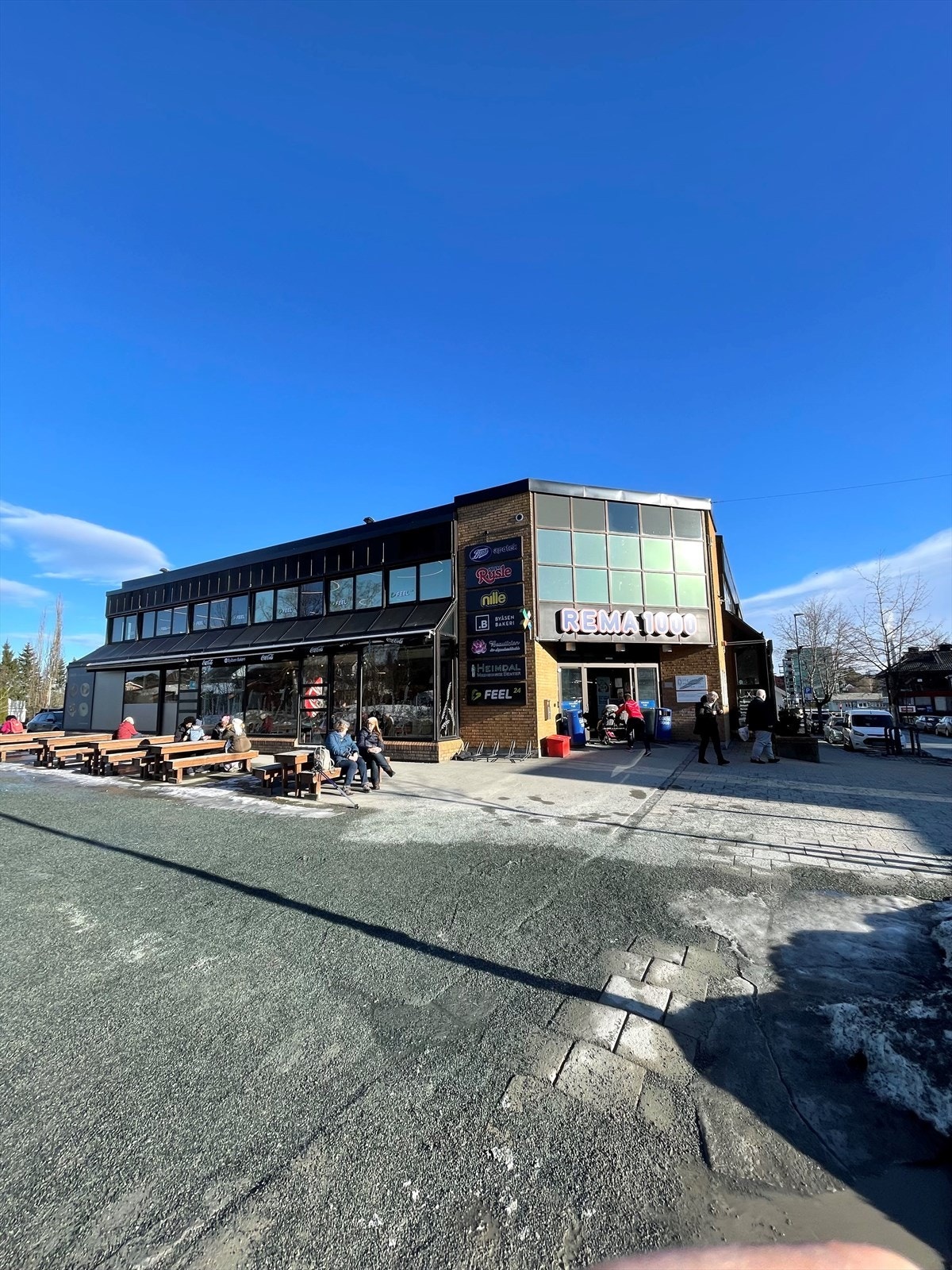 Fasade inngang Rema. Arealet ligger i 2. etasje med heis Galleribilde