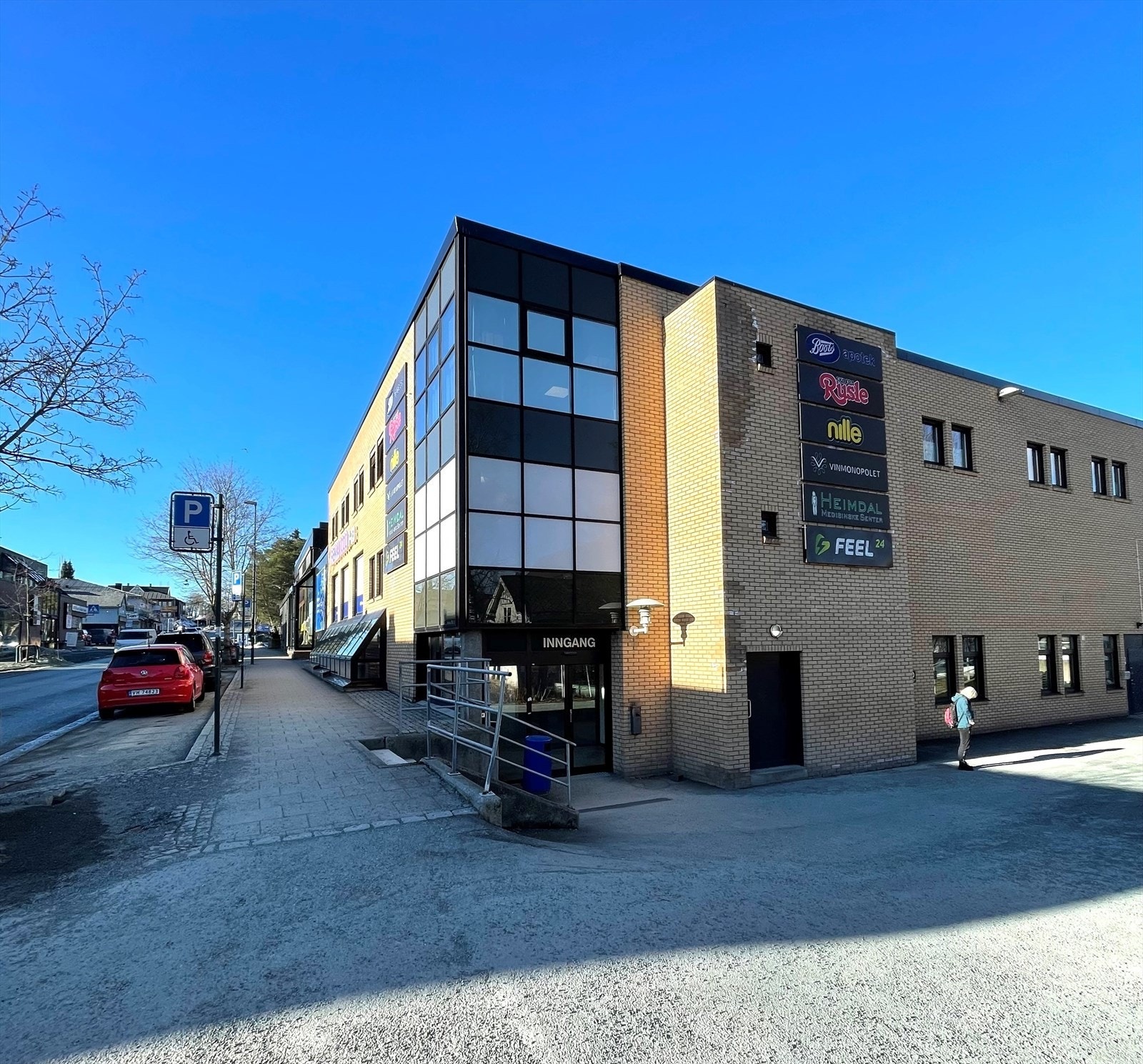 Fasade. Kontorene ligger i 2. etasje med heis. Galleribilde